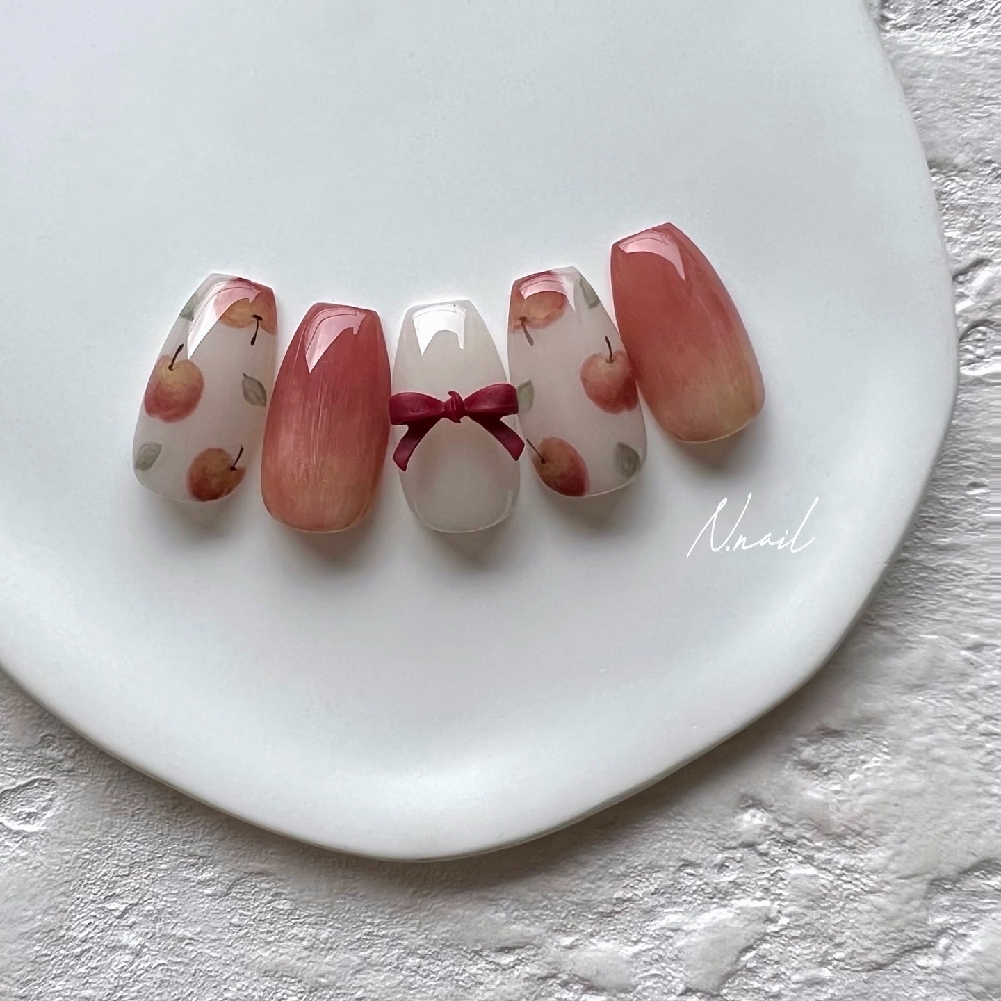 @nail_academy.anoano 
10月配信artです🍎
⁡
⁡
⁡
⁡
⁡
#りんごネイル#りんごニュアンスネイル#リボンネイル#秋ネイル#秋ネイル2025#フルーツネイル#グラデーションネイル#奥行きネイル#美甲#ネイルレッ