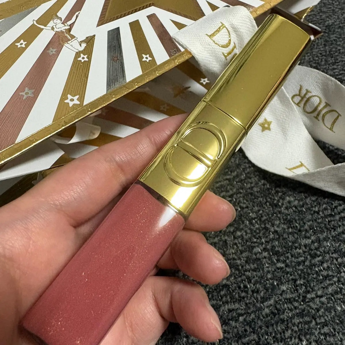 DIOR
ルージュ ディオール シークイン リキッド デュオ 
ホリデー コレクション 2025

420 ピンク スター

やっばいー！！！かわいいかわいいかわいい！唇に塗るとナチュラルなカラー。

こするとラメが出現！！

もう少しパキ