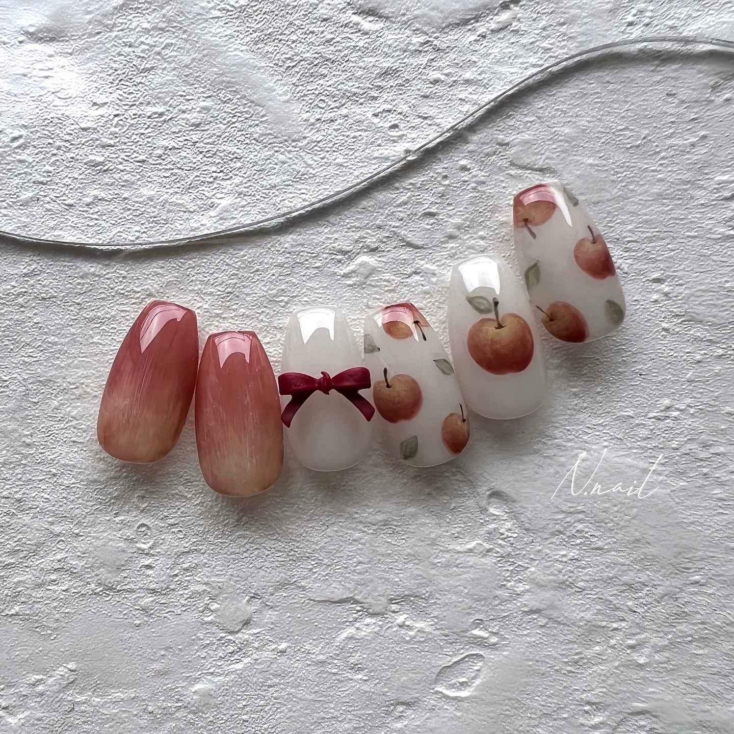 @nail_academy.anoano 
10月配信artです🫶
⁡
⁡
りんごのニュアンスネイルです😊
練習会では🍎の描き方もやります
⁡
⁡
⁡
#りんごネイル#りんごニュアンスネイル#リボンネイル#秋ネイル#秋ネイル2025#