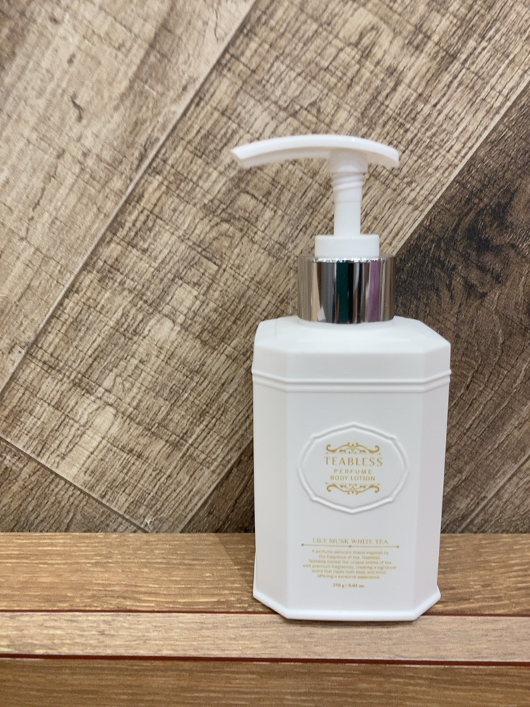TEABLESS パフュームボディローション リリィムスクホワイトティーのクチコミ「まず開けた瞬間、ふわっと広がる白茶とフローラルムスクの香りにうっとり。まるで香水をまとってるみ.....」（1枚目）