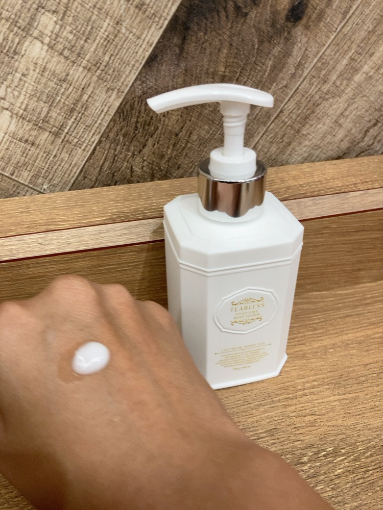 TEABLESS パフュームボディローション リリィムスクホワイトティーのクチコミ「まず開けた瞬間、ふわっと広がる白茶とフローラルムスクの香りにうっとり。まるで香水をまとってるみ.....」（2枚目）