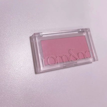 rom&nd ベターザンチークのクチコミ「この2色絶妙に違うの!!
持ってるN02と比較してみました!
両方とも青み寄り白みピンクです!.....」(3枚目)