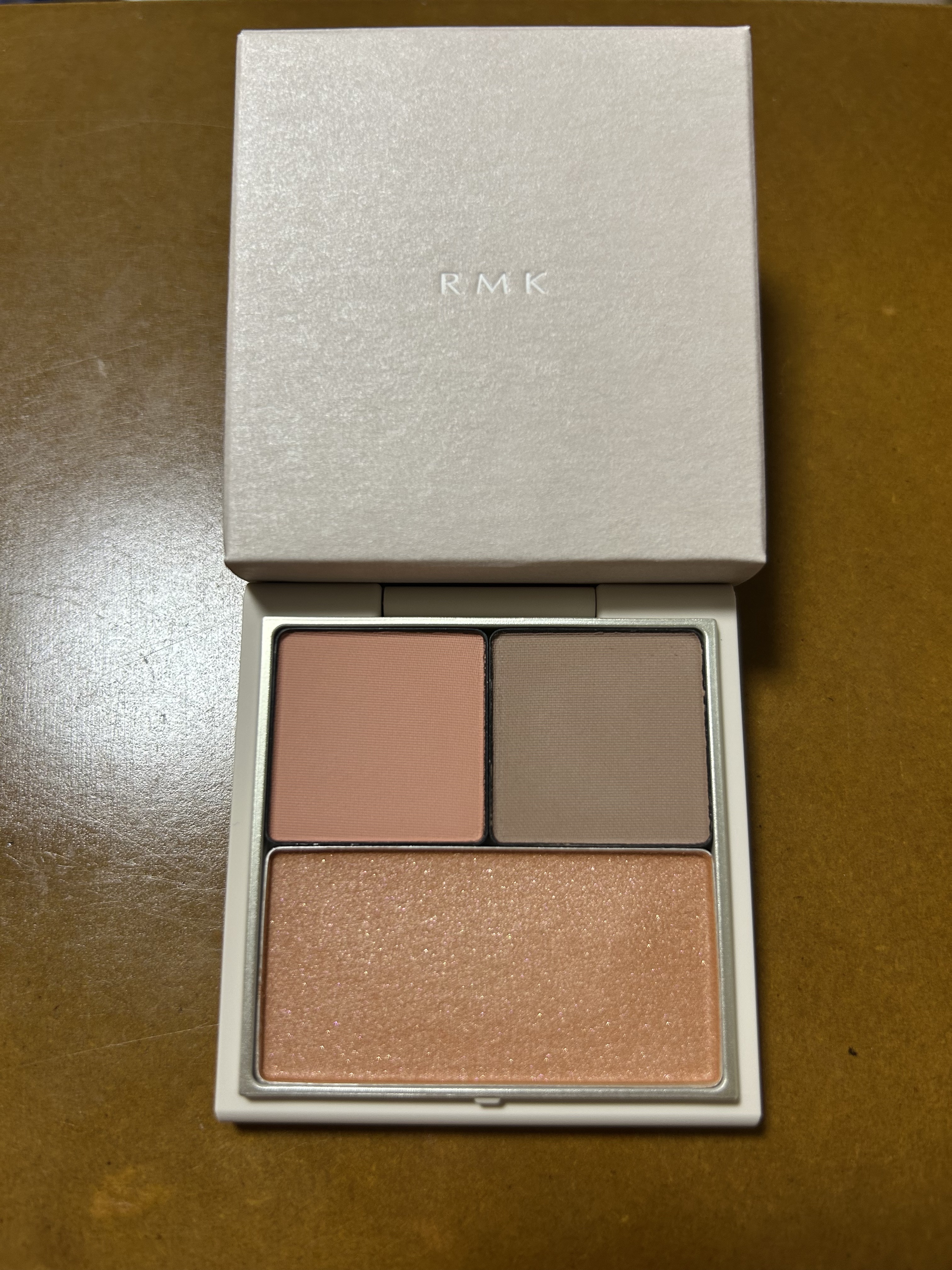 RMK インフィニシェイド シングル アイシャドウ 01 スムーススモーク(M) /RMK/単色アイシャドウを使ったクチコミ（1枚目）