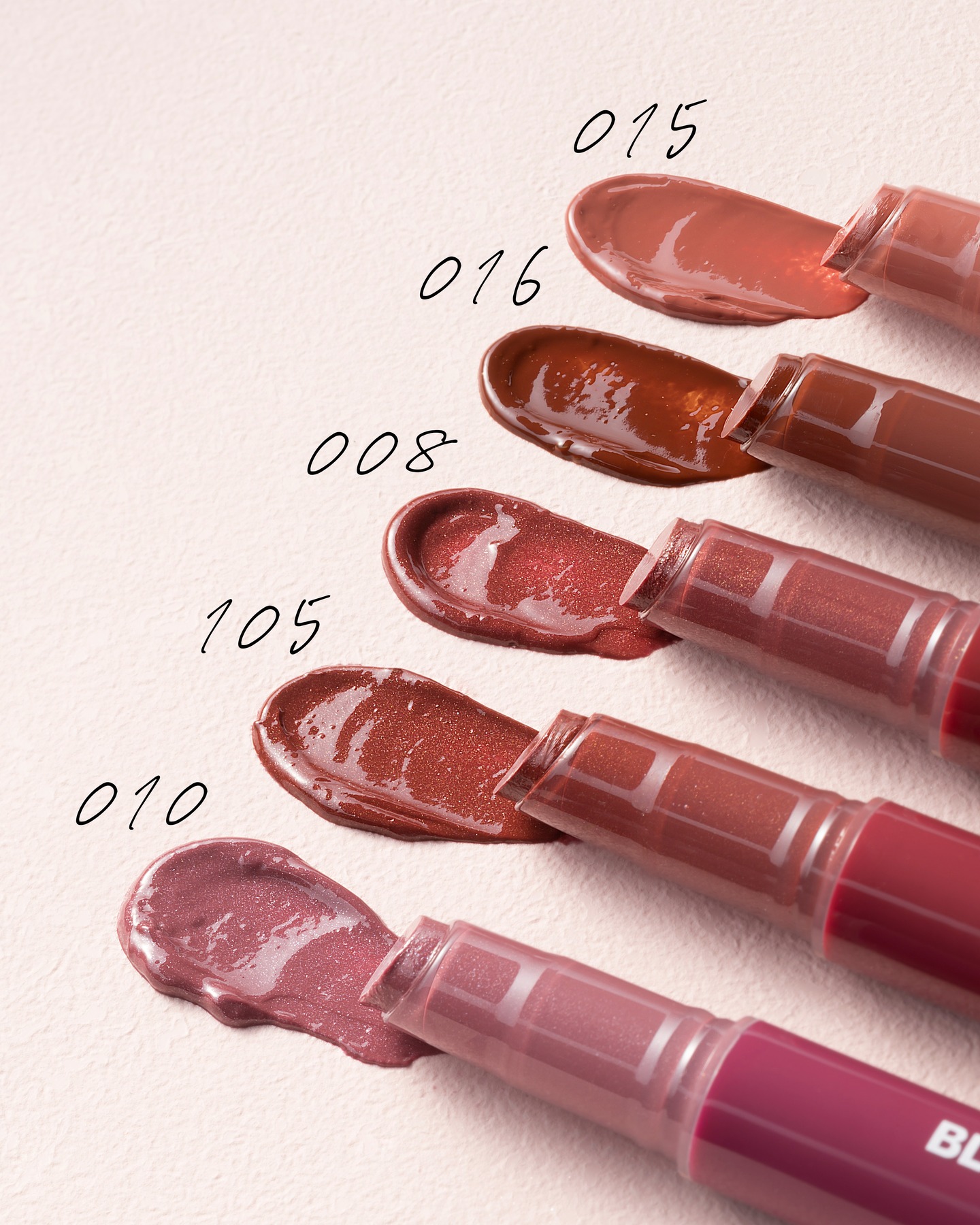 ＼秋の装いに、恋する5色💋／
深み×ツヤ×血色感で魅せる、秋リップおすすめ5選🍂

とろけて密着、ぷるんと色づく。
BLENDBERRYの人気アイテム《リップバルーン》から、
秋の旬顔を叶えるおすすめカラーをピックアップ🪄

深みのあ