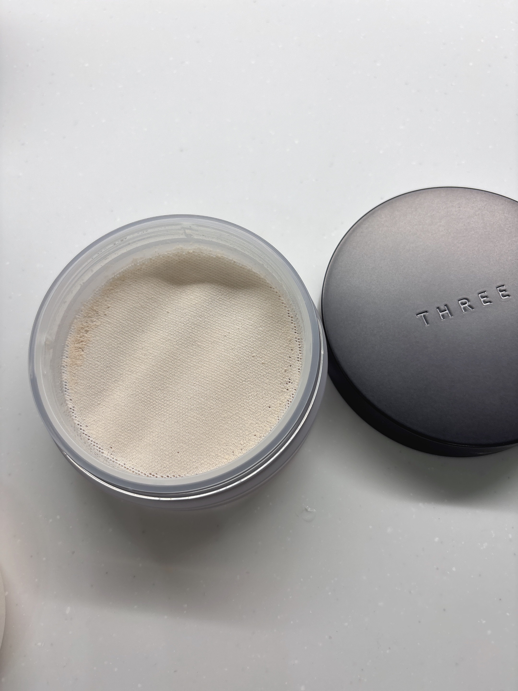 アルティメイトダイアフェネス ルースパウダー/THREE/ルースパウダーを使ったクチコミ（3枚目）