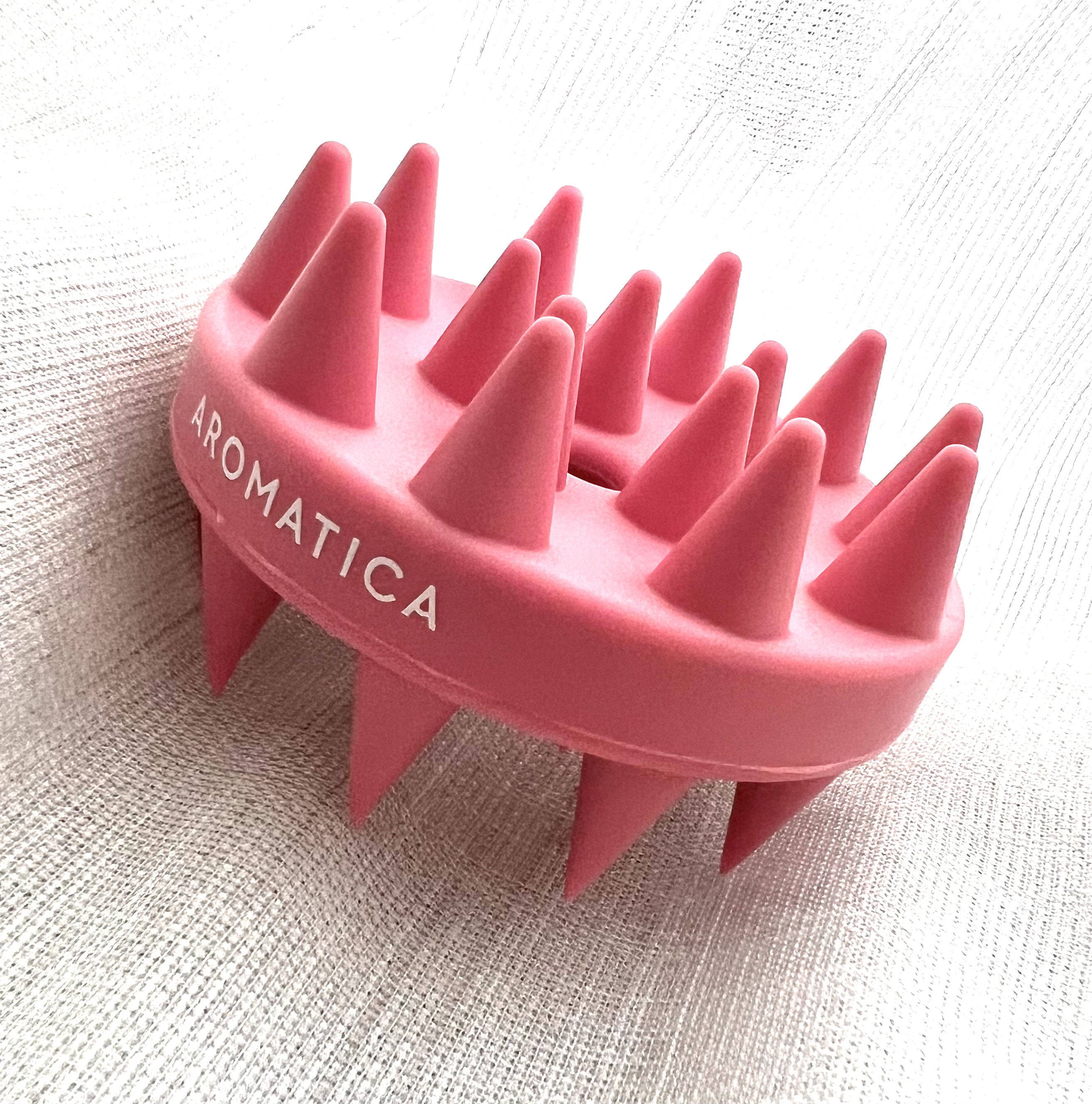 AROMATICA　スカルプケア シャンプーブラシ

公式より
 ⭐︎ディープクレンジング
 ⭐︎頭皮の血液循環緩和
 ⭐︎シリコン素材
 感想
 丸い先端はマッサージ 尖った先端はクレンジングに
 両面にあるので、持った感触はいいとはいえ