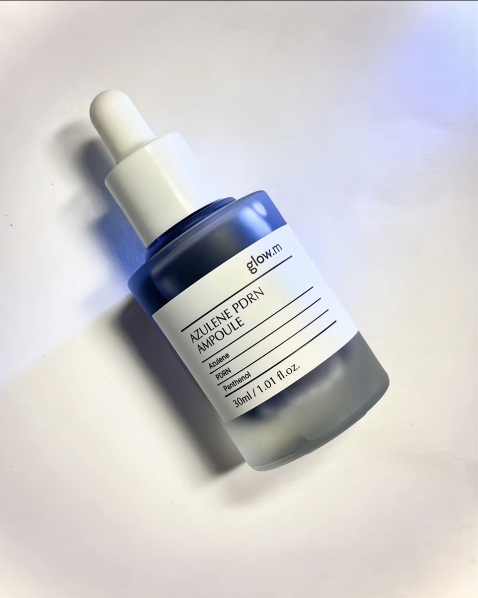 
韓国エステ発祥で話題の
“青紫美容液”✨


カモミールの花🌼100kgからたった1gしか抽出できない
希少成分「アズレン」を国内最高濃度3000ppm配合。
肌荒れや赤み、ニキビなどのトラブルを素早く鎮め、肌のバリア機能をサポートして