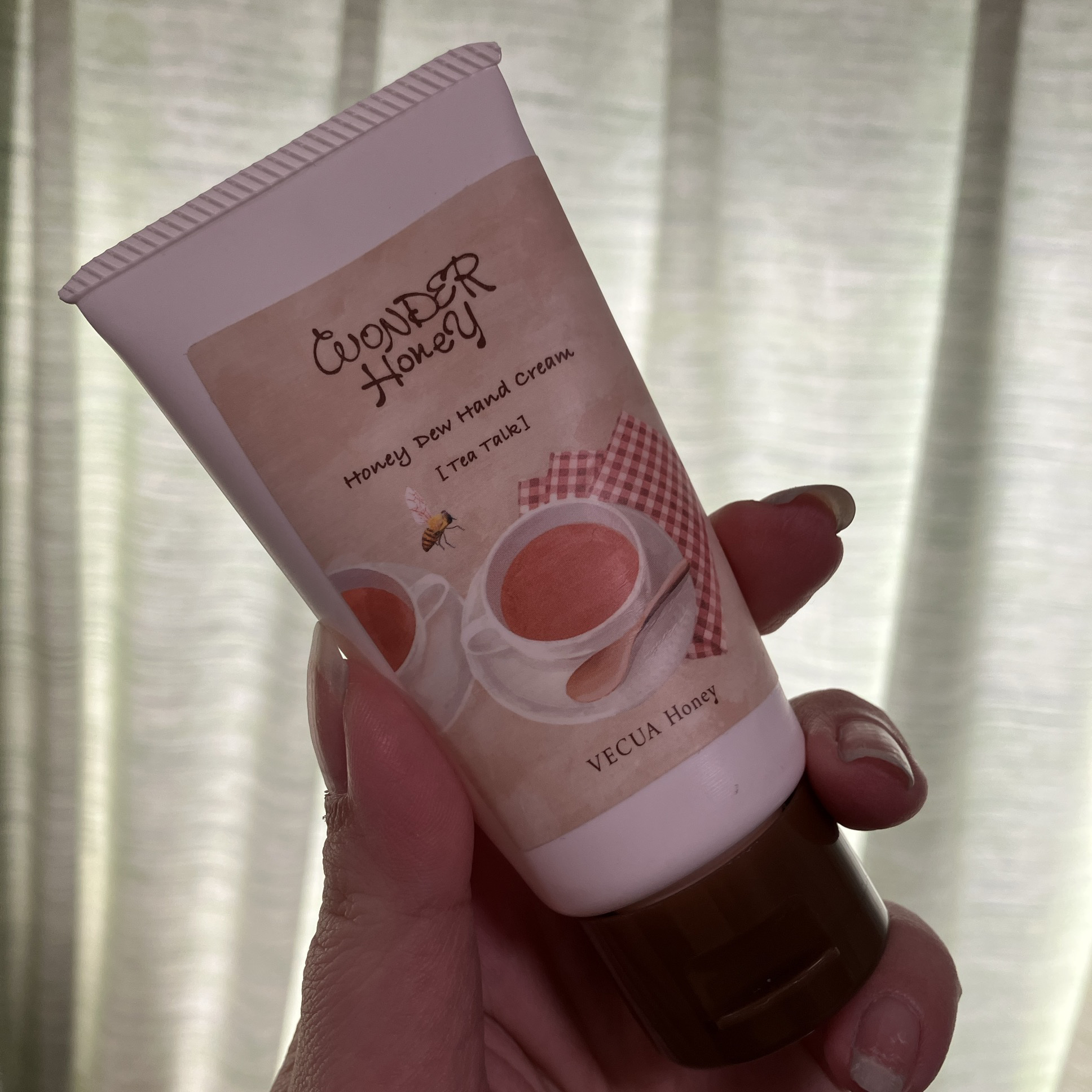 #使い切り

VECUA Honey
  ワンダーハニー とろとろハンドクリーム
    ティートーク


VECUA Honeyのハンドクリームは
どれも香りがとってもよくて
使うのがもったいなくなってしまう😭

こってりクリームではな