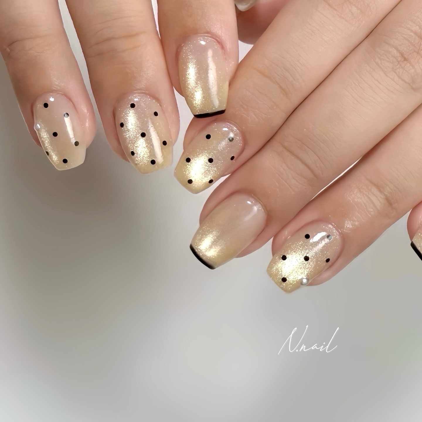 お客様ネイル💅
⁡
⁡
ドット×ゴールドマグネット🫶

@tominail.japan 
color 409
⁡
⁡
⁡
#ドットネイル#マグネットネイル#水玉ネイル#秋ネイル#秋ネイル2025#冬ネイル#スキニーフレンチ#オフィスネイ