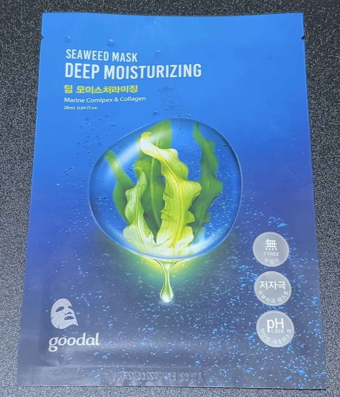 ☆goodal  シーウィードシートマスク
ディープモイスチャライジング

確か化粧品を購入した時におまけで貰ったマスクです。

しっかり目のシートマスクで、畳んであるとほんのり緑色でした。

ワカメ系のぬるぬるした感じの美容液、ほんのりワ