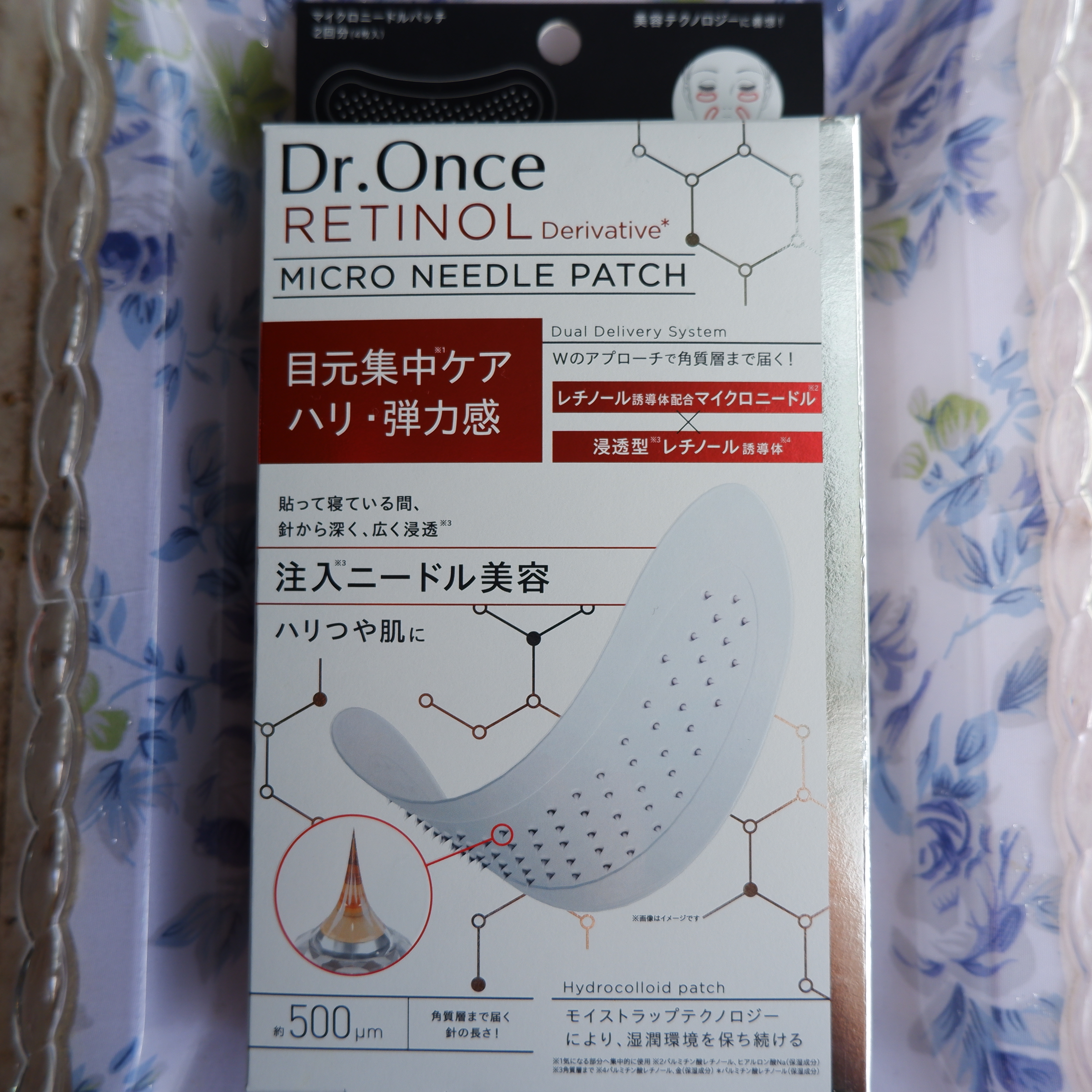 DRワンス R マイクロニードルパッチ

マイクロニードルパッチです。

個包装の中にはプラスチックケースに入ったパッチが2枚。
パッチの中央に溶解性マイクロニードルが配置されています。

フィルムをはがし、目元や口元の気になる部分に貼りつ
