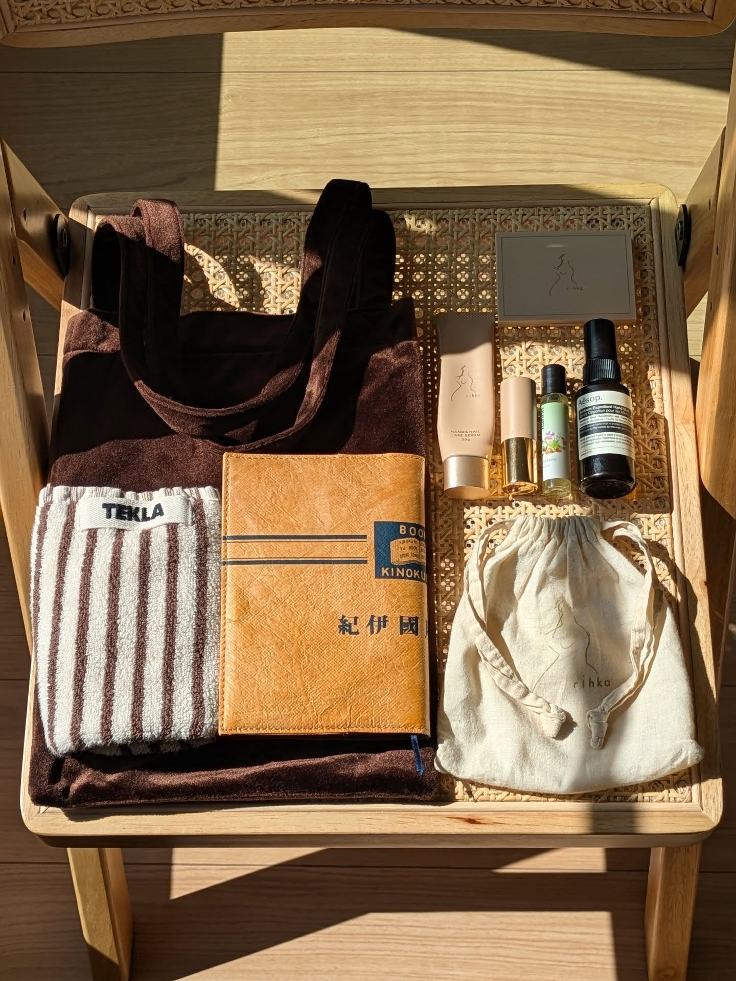 #秋の先取りコスメ
rihkaのリップバーム『rihka』というカラーが最近のお気に入り❤
濃すぎない深みのあるレッドカラーが秋らしさを出してくれます💄

2025.10.18
#mypetitebag
@rihka_official

