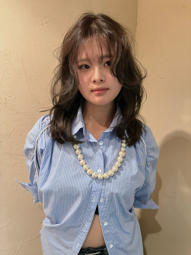 ゆるいカーブがかかったセミロングヘアの女性