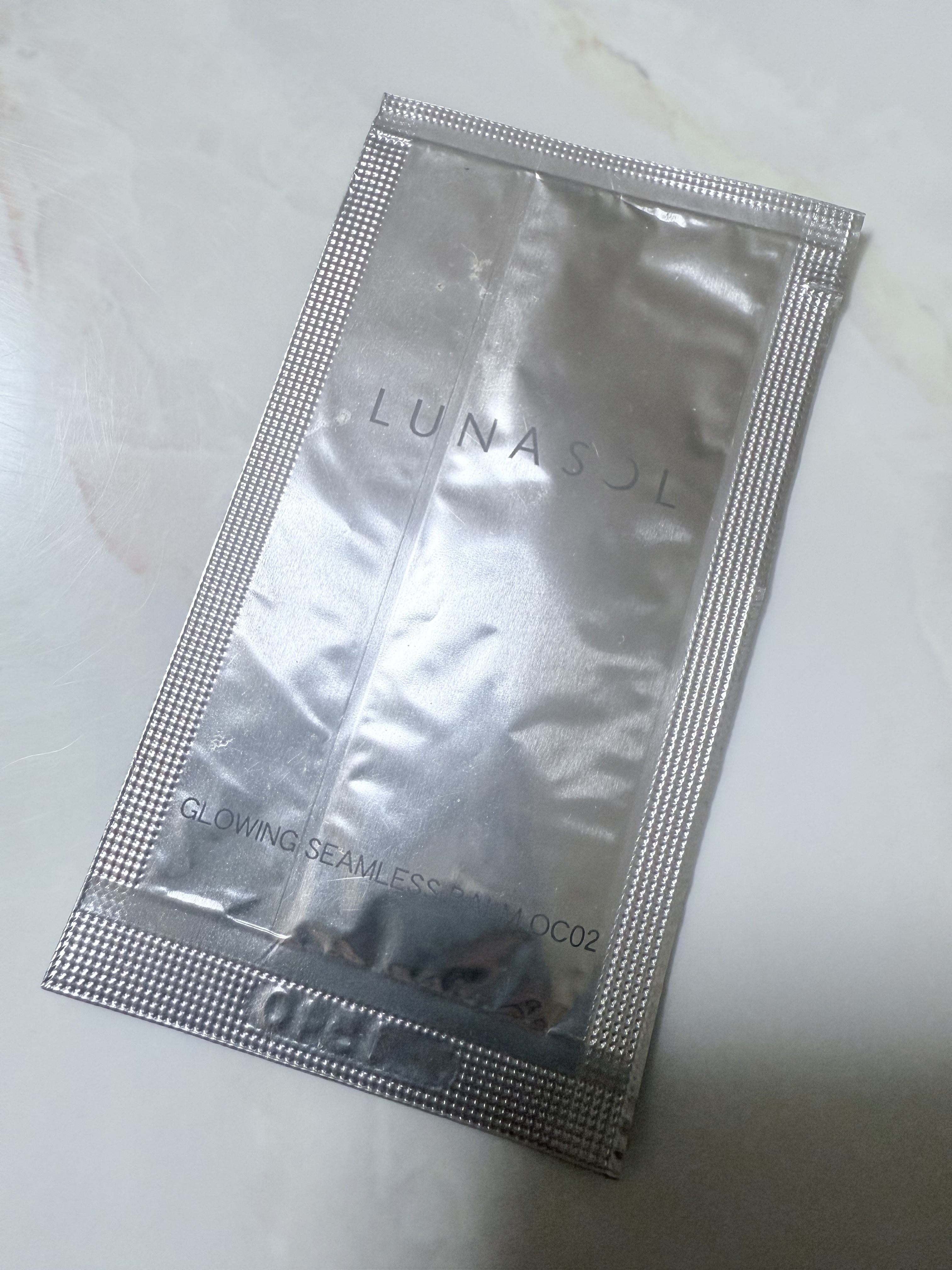 
◎ツヤとカバー力の高いクリームファンデ
✖️オレンジ味が強すぎて色白肌には不向きなカラー

✼••┈┈••✼••┈┈••✼••┈┈••✼••┈┈••✼

 《商品説明》 

LUNASOL
グロウイングシームレスバーム
OC02
サンプル