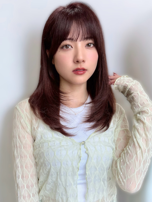 セミロングヘアの女性