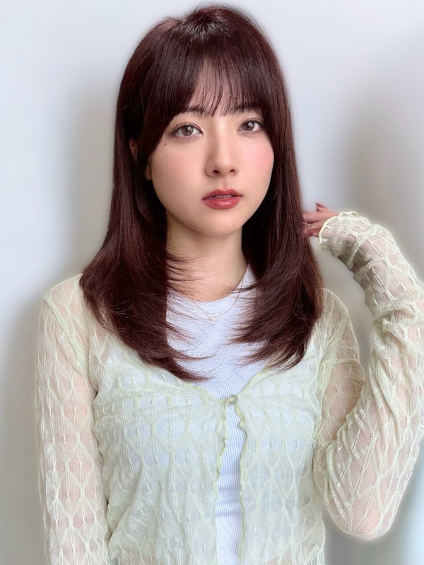 セミロングヘアの女性