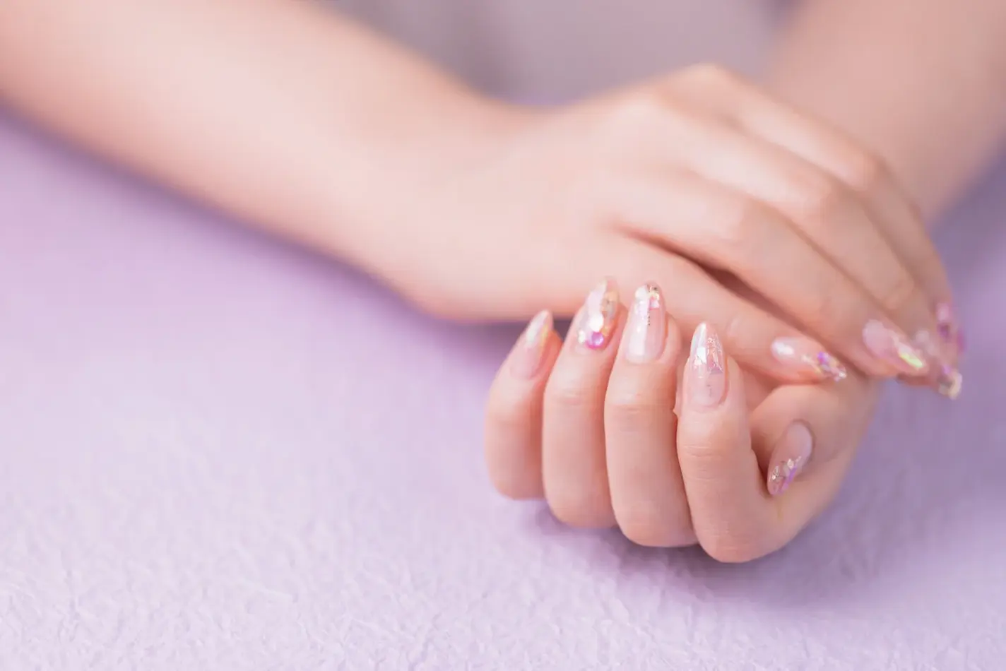 ネイルをしている女性の手元アップ