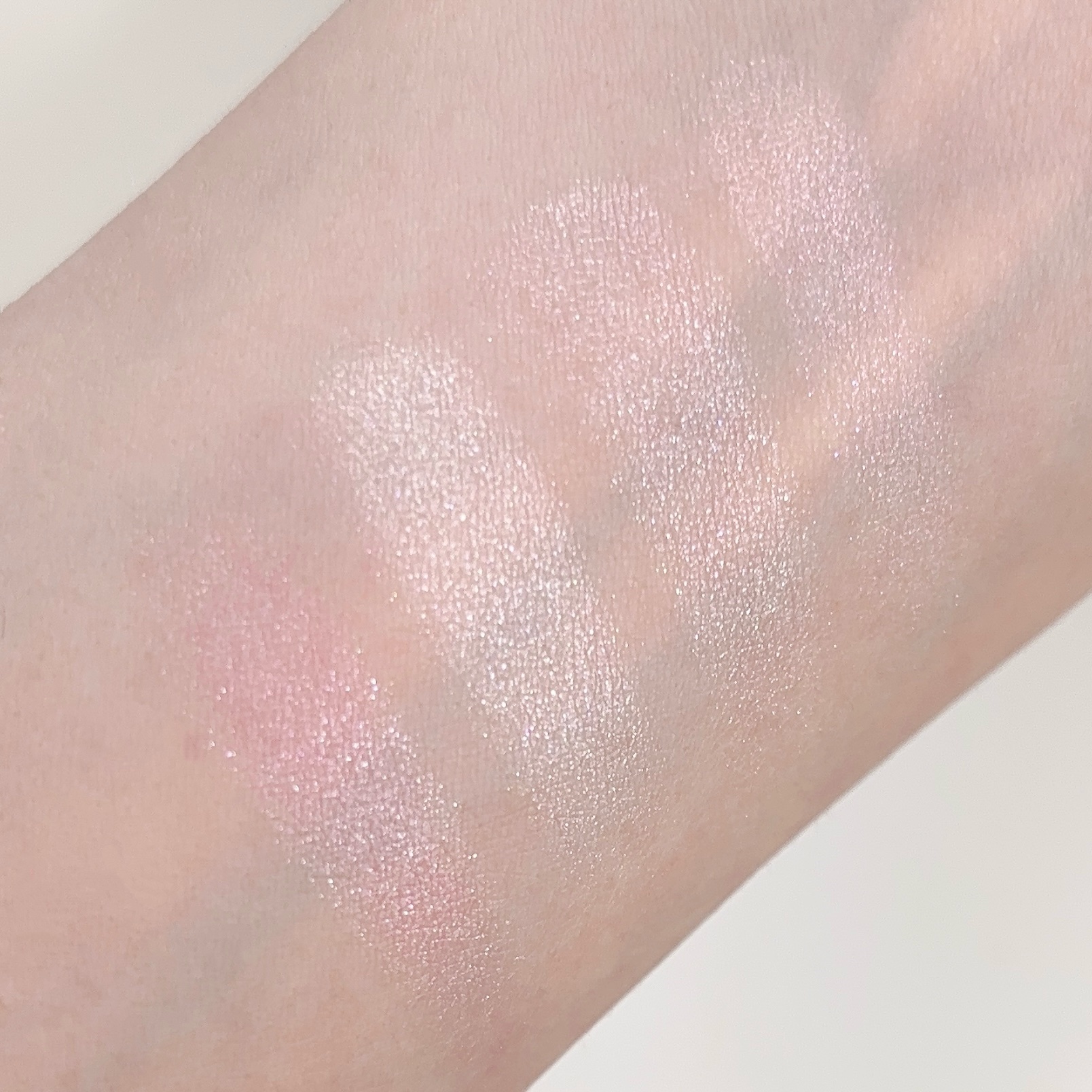 シャイングロイハイライターパレット/dasique/クリームハイライトを使ったクチコミ（3枚目）