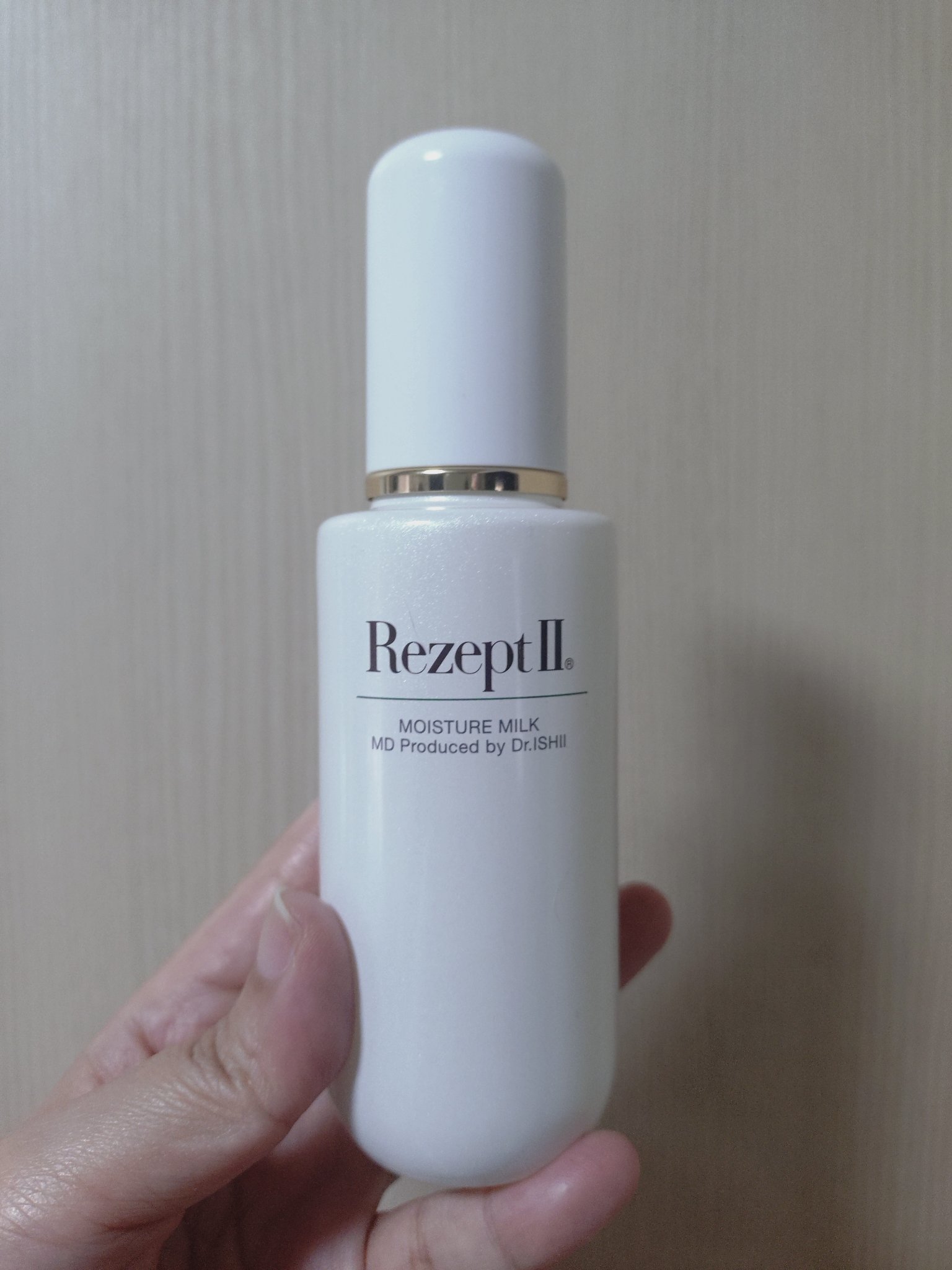 レセプト ツー　モイスチャー ミルク

角質層の油分を補い、キメを整えます。
肌の水分と油分のモイスチャーバランスを整え、ツヤのある肌に
植物エキスが肌の水分を保ち、肌に潤いを与えます。
ローズマリー葉エキス、ローズマリー葉油、フユボダイジ