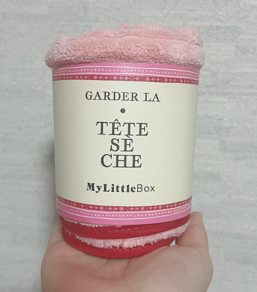 ヘアタオル

水分をしっかり吸収
時短を叶える、優秀ヘアタオル

お風呂上がりにくるっとタオルで髪を巻きます。

ボタンにループを引っ掛けて止めることができるので落ちてこないよ！

私の場合、長時間使うと髪の毛に跡がついてしまうので割とすぐ