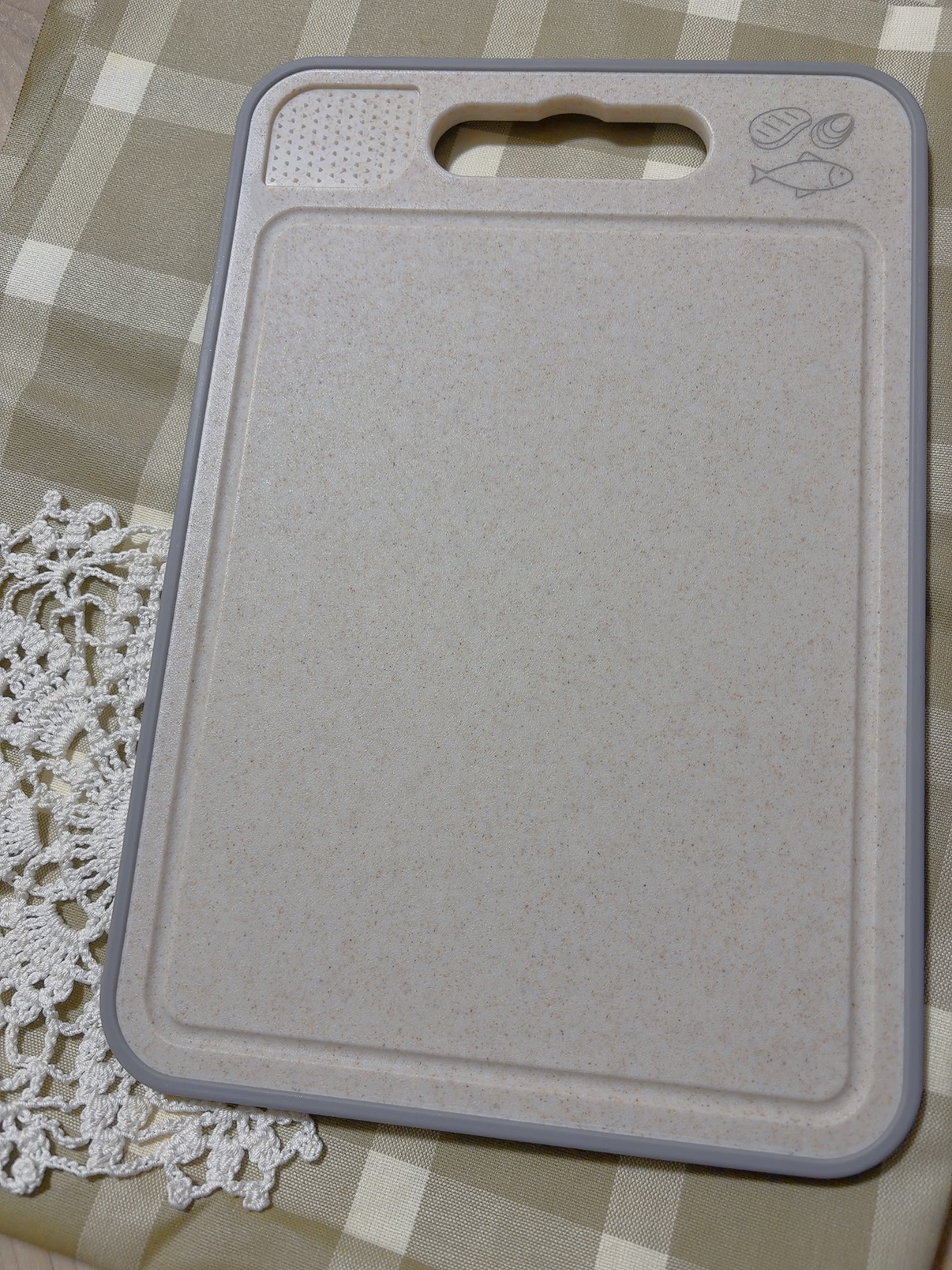 TRADJAPAN＝LIFEノンスリップ
まな板31×21cm

カラーは２種類ありまして、
オールドレース×カーキ、
ブラック×グリーンです。 私はオールドレース×カーキを使っています🫶🏻
  野菜果物が書かれているイラストと
肉魚が