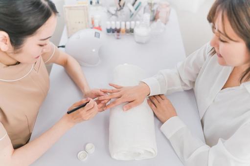 ネイルサロンでネイルをしているシーン