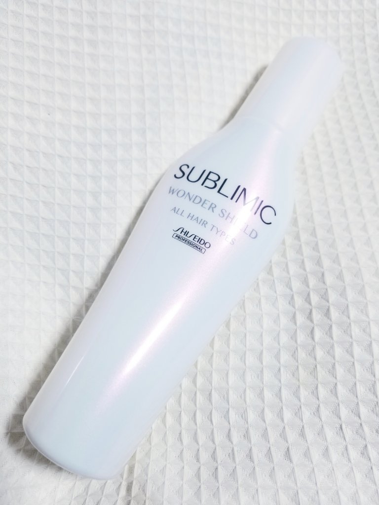 サロンでの仕上がりをキープし、外的ストレスから髪を守るヘアトリートメントミスト。
サロン専売品なので、特別感があって気分が上がります。

ドライヤーやアイロンの熱で髪表面にプロテクト膜をつくり、紫外線や湿気などの外的ストレスから守ってくれる