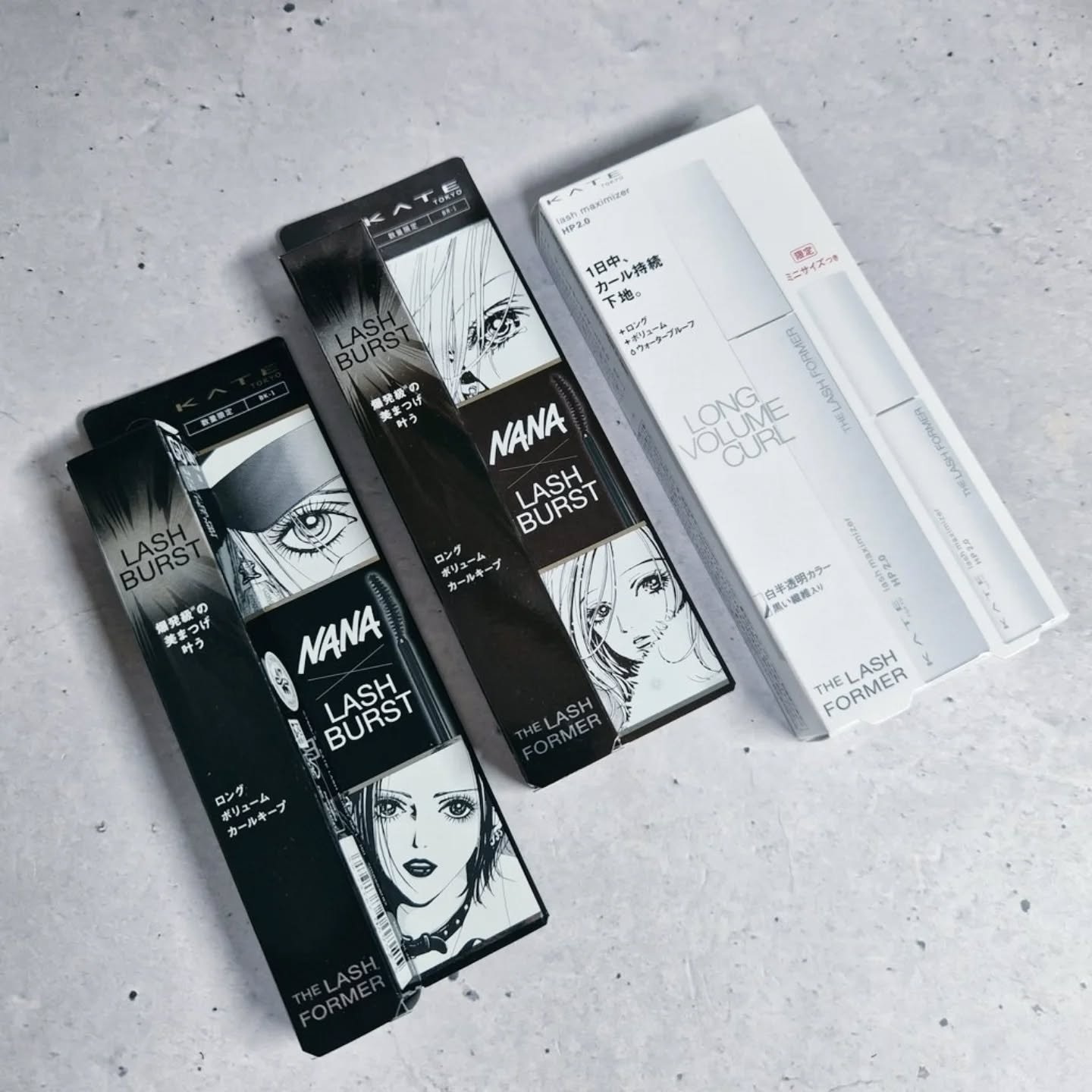 念願の𝗡𝗔𝗡𝗔コラボ･･･！
#全部盛りマスカラ ラッシュバーストが、ブラックは蓮の花・ブラウンは苺、そして707号室の鍵😭😭
すこしパーマ液っぽい香りがして、黒はナナらしいしっかりロング、茶はハチらしい自然なボリュームになった
