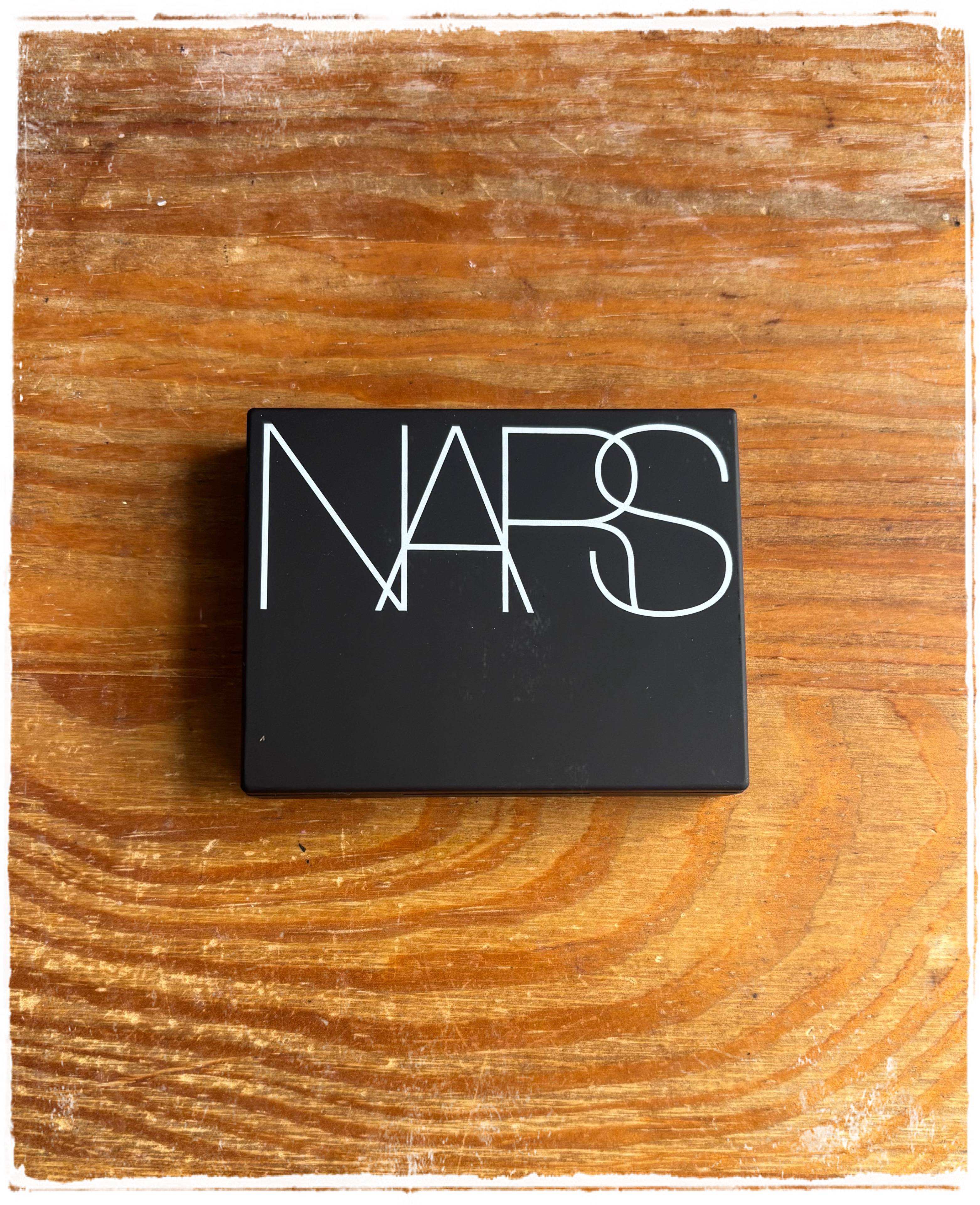 頂きものです🪽

NARSの名品パウダー『リフ粉』。
光を反射して肌の透明感を高める、無色透明のプレストパウダー。

フォトクロミックテクノロジーを採用したシルクのようなパウダーは、光を拡散させ、一日中変化するさまざまな光に適応、どんな光