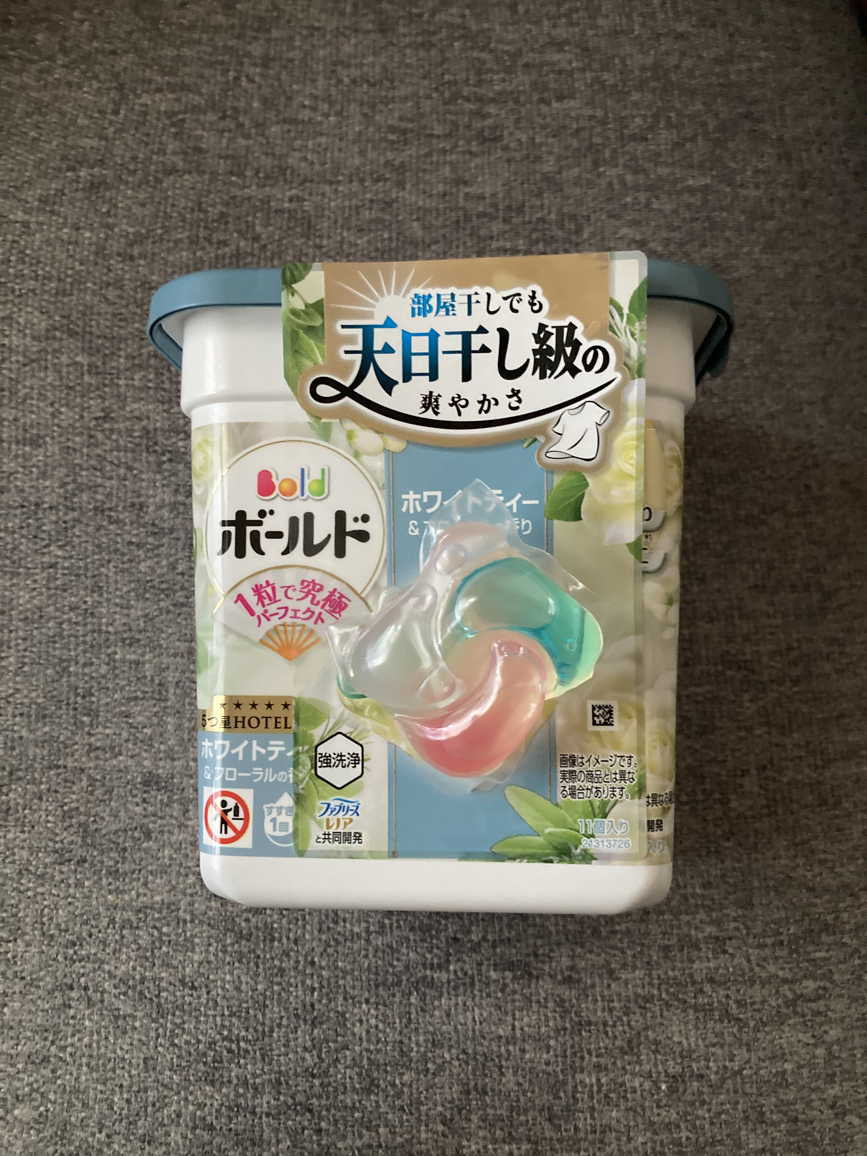ボールド　ホワイトティー＆フローラル

おっ😳
おっ😳
おっ😳

新しいボールドのジェルボールだと特価に釣られ買いました。

洗剤とパケが可愛い点が好みです😊

仕上がり、水50リットル洗濯一つでは香りはあまり残ってませんが、使って