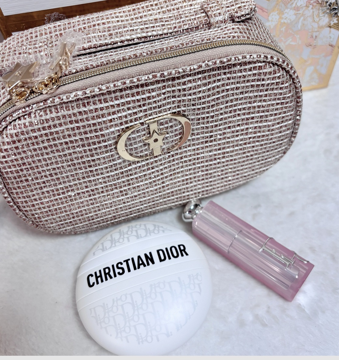 Diorのポーチがついてくるコフレを購入しました
私のいく店舗では基礎化粧品のみだったのでオンラインでルボームとディオール アディクト リップ グロウのセットを購入しました

ル ボームは愛用してるのですが限定パケばかり持っていたのでこのデ