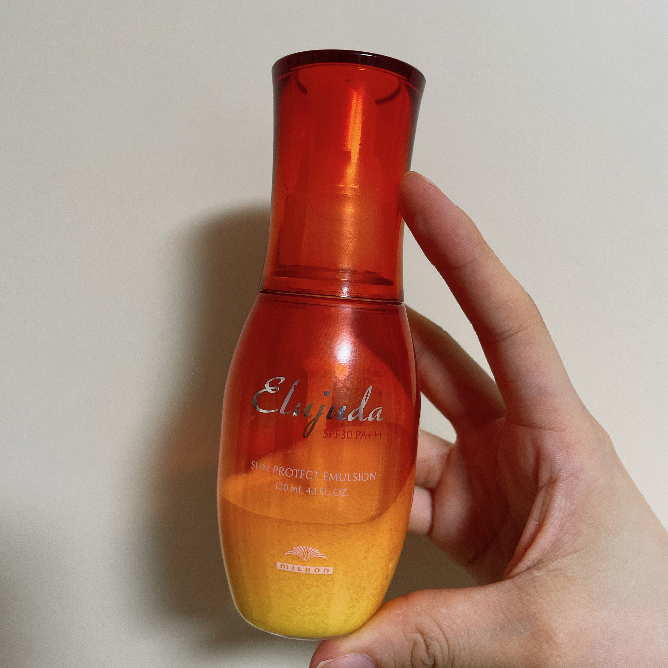 エルジューダサンプロテクト エマルジョン

紫外線対策ができるヘアミルク、求めてないですか！？🤤

朝のヘアセットの痒いところに手が届く商品でとても好き🫶

私はヘアアイロン前に毛先に揉み込んで、ヘアメイクして

最後も必要ならオイルと