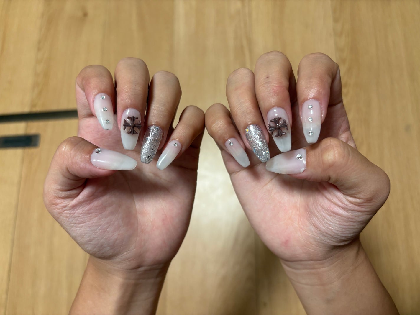 あおい on LIPS 「𝕤𝕖𝕝𝕗𝕟𝕒𝕚𝕝🤍#selfnail#セルフネイル#ホワイトネ..」(1枚目)