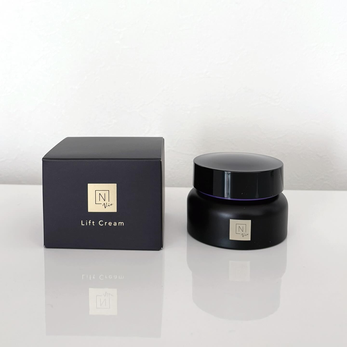 
@cosme様より頂きました
Norganic ヒアルアップ リフトクリーム

 ヒアルロン酸やカワラヨモギエキス 
クチナシレチノイドを含む
独自の「ハリ密ヒアル処方 」搭載クリーム‎🤍

見た目の高級感がさすがNorganic💖
