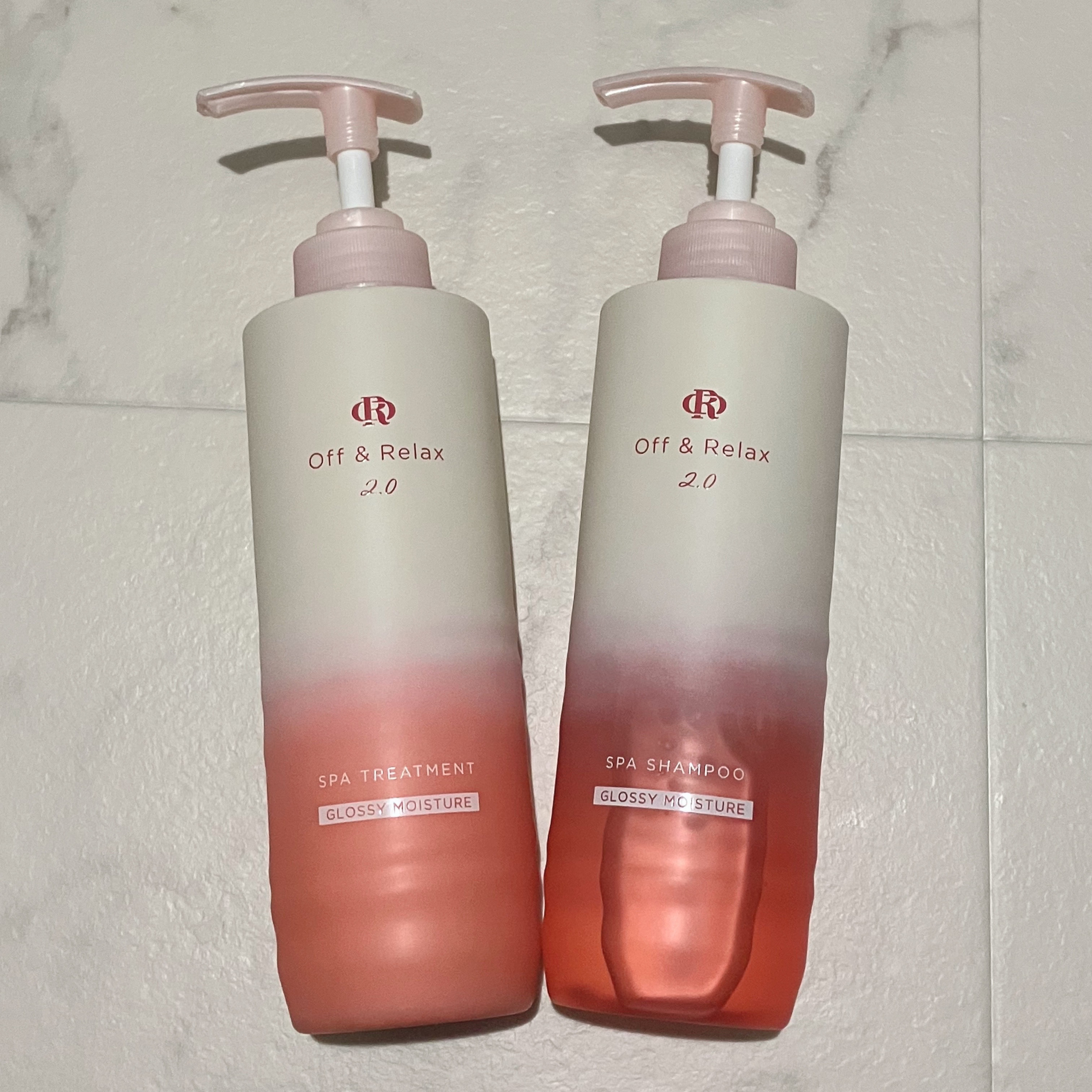 
Off&Relaxの
リニューアルしたモイスチャーの
シャンプーとトリートメントを
購入しました💕

サラサラになるけど、
優しいまとまりが出る仕上がりに
なります🐈

シャンプーはトロッとした触り心地で、
保湿しつつ優しく頭皮を
ケ