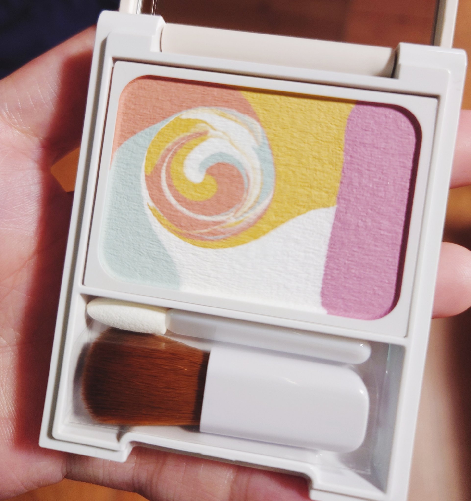 ディエム クルール
カラーブレンドパウダーコンシーラー

とんでもなーーーーい！
お目々のくままじで消える😂
さっと塗ってさっと消えるんや。
パウダーだからよれないし厚塗りにならない。

本当すげぇ。
なんでこんなすげえアイテム知らなかっ