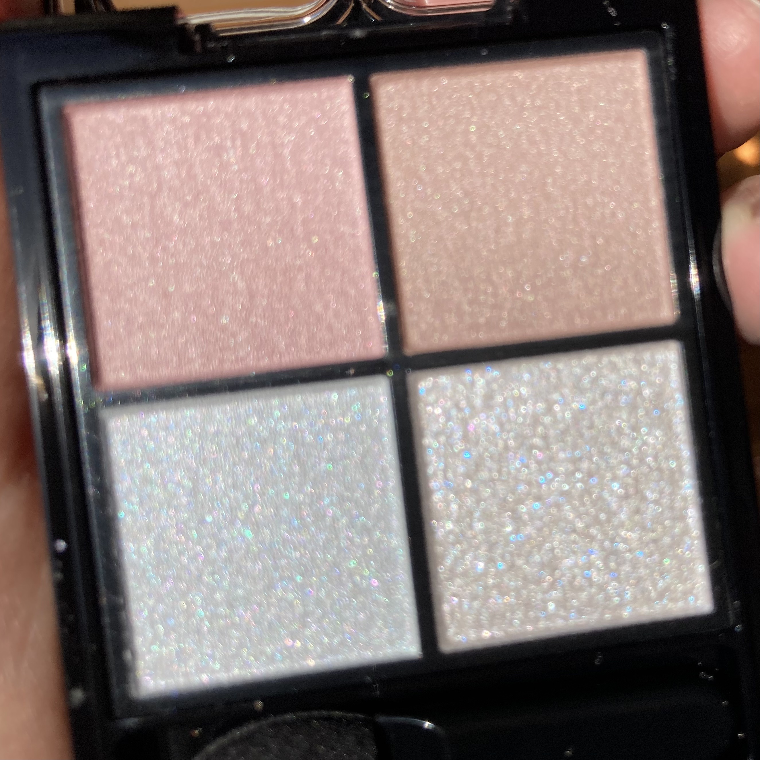 KATE❤️ポッピングシルエットシャドウ

EX-4　コットンブルーポップ

上段２色はほぼ発色しない…
下段２色は青ラメがしっかり出て可愛い！

このパレットは青ラメを楽しむものか。
発色控えめだから何べさんでもいけそう。

#秋の先取り