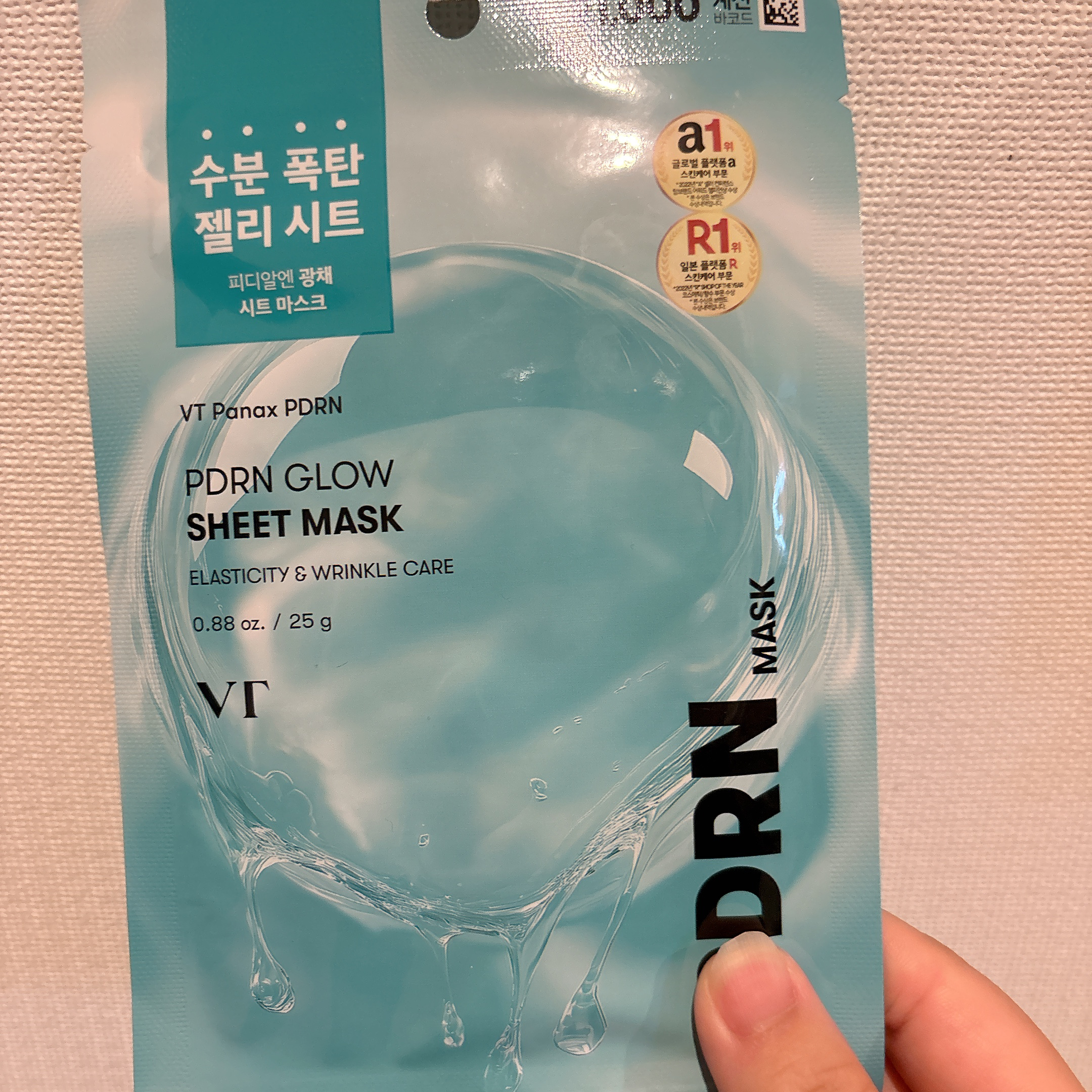 VT PDRN GLOW SHEET MASK


韓国ダイソーで購入🇰🇷
これが韓国ダイソー購入パックの中で1番お気に入りです！！💖

パック自体の薄くてチュルチュルなところも好きですし、明らかに肌の調子が良くなった感じがします🥳