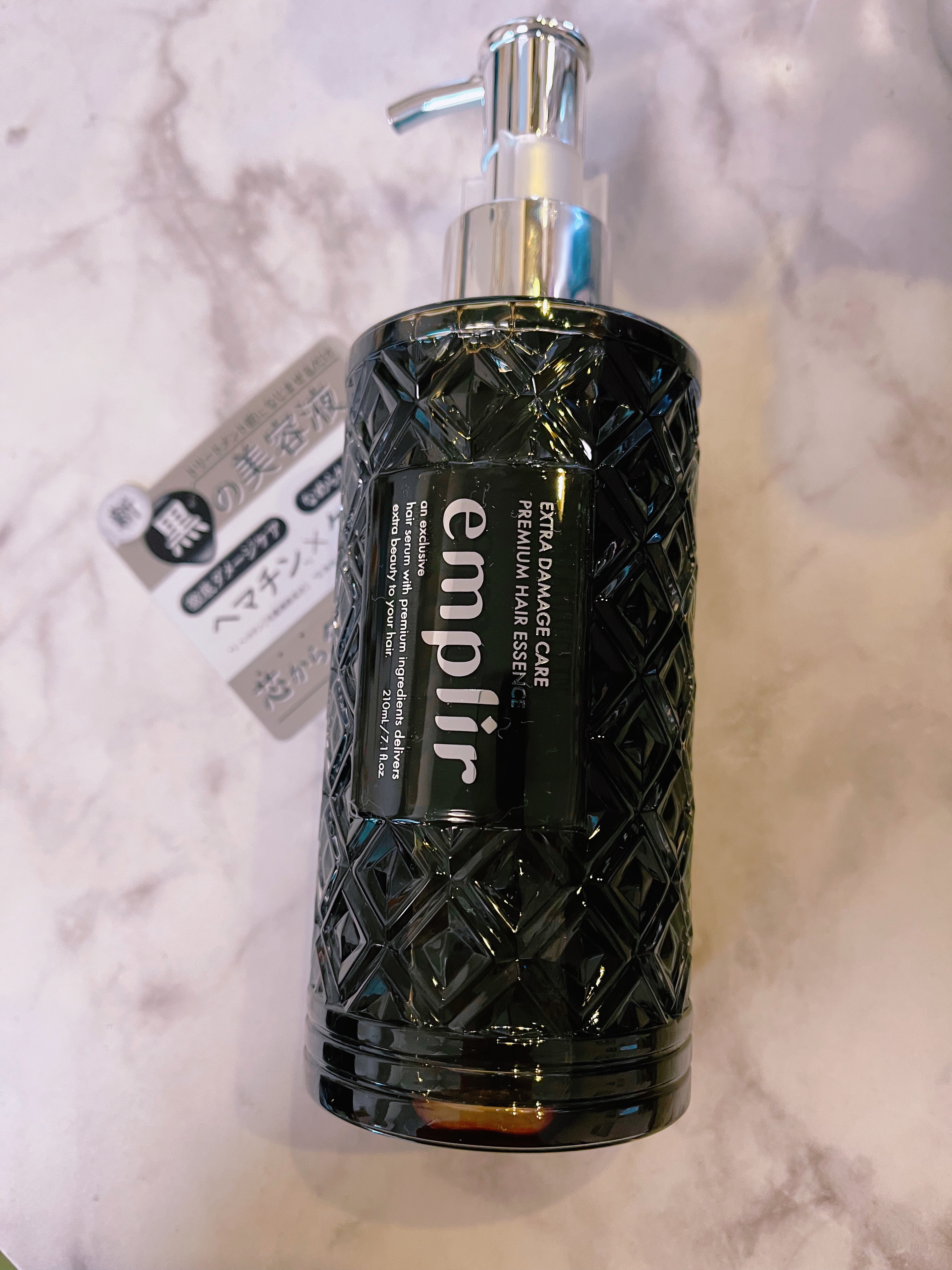 シャンプーとトリートメントの間に使う「黒の美容液」。
アンプリール　プレミアム　ヘアエッセンス

初め洗い流さないトリートメントかと思っていたら
シャンプーとトリートメントの間に使う美容液だと知ってびっくり✨
今までそんなのあったっけ？

