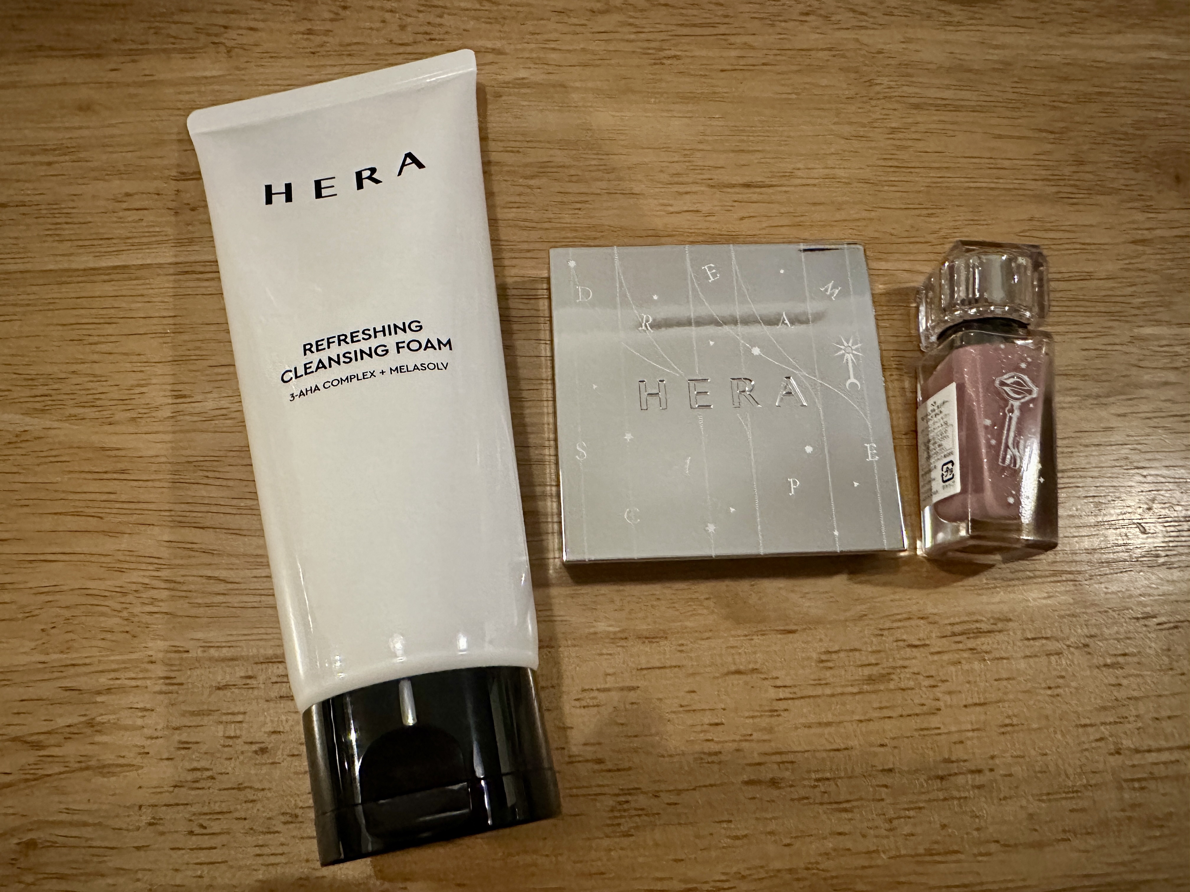 最近HERAのコスメ沢山買ったよぉ😚
今日はお店で洗顔とアイパレとリップオイル✨

少し前に通販でリキッドファンデーションとリップ類購入です🥰

メイクするの楽しみ💕