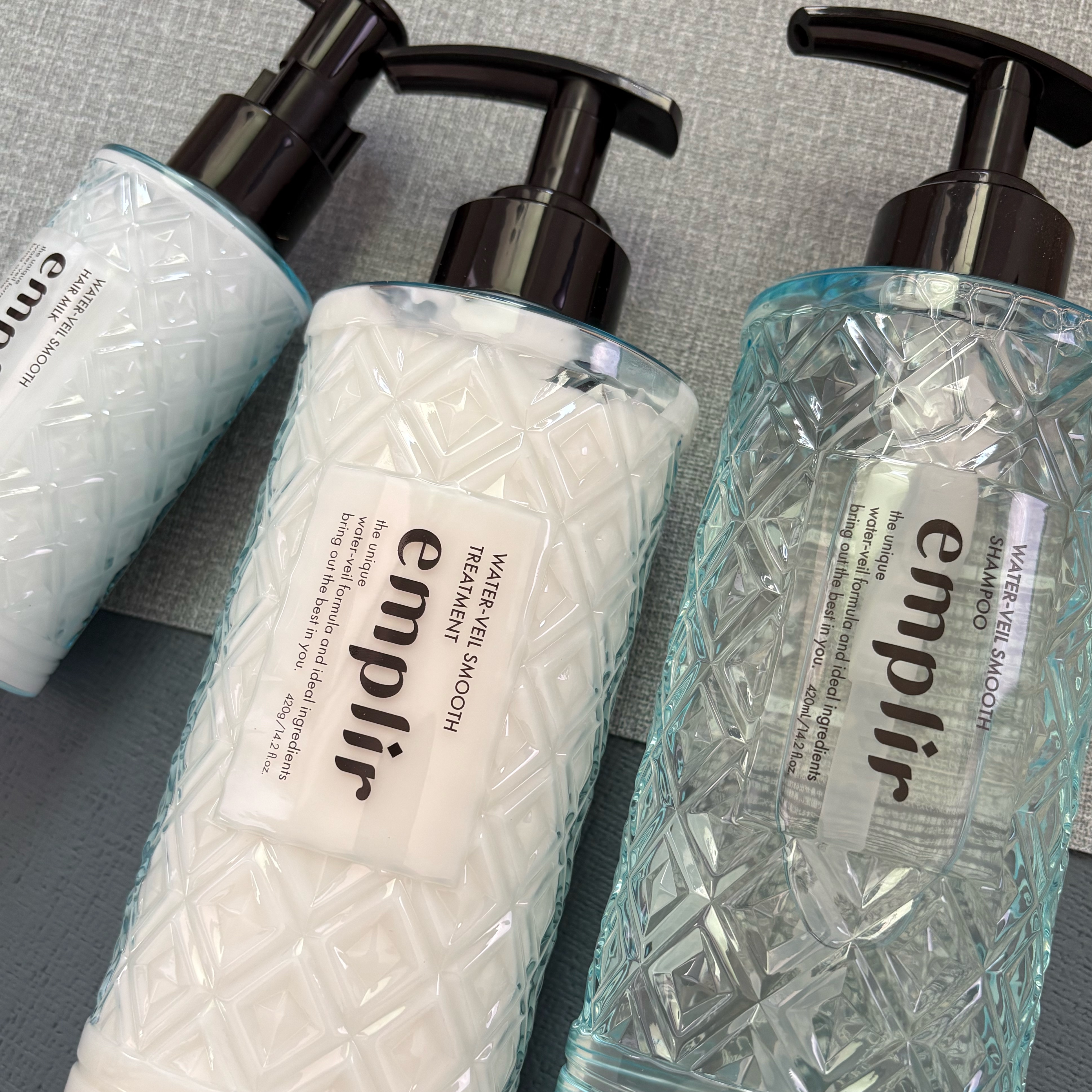 👉🏻emplir様より提供頂きました🙇‍♂️✨
【emplir ウォーターベール スムース】
\新登場‼️スッキリ落としてさらさら舞う髪へ👧🏻‎👦🏻/

✔︎︎︎︎密着型モイスト成分＆浸透型モイスト成分でWのモイスト成分を配合