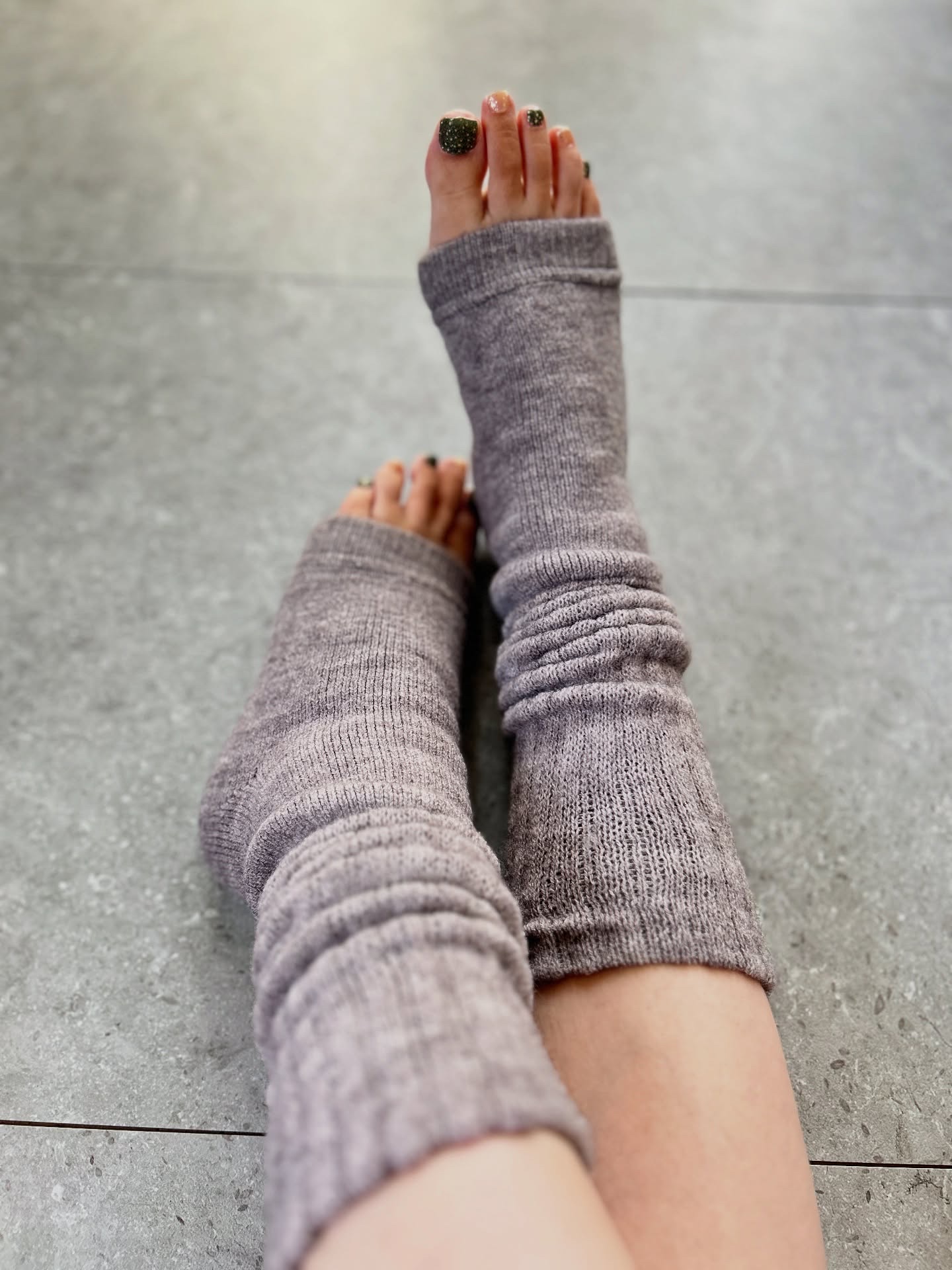 
グラト社の素敵な商品を紹介していくね☺️

今回は
冷えが気になる季節にぴったり🩵

「おやすみシリーズ OSUYA 裏起毛靴下」を
使ってみてるよ✨

一見、普通のソックスなのに、内側がふわふわの裏起毛仕様✨
履いた瞬間からじんわりあ