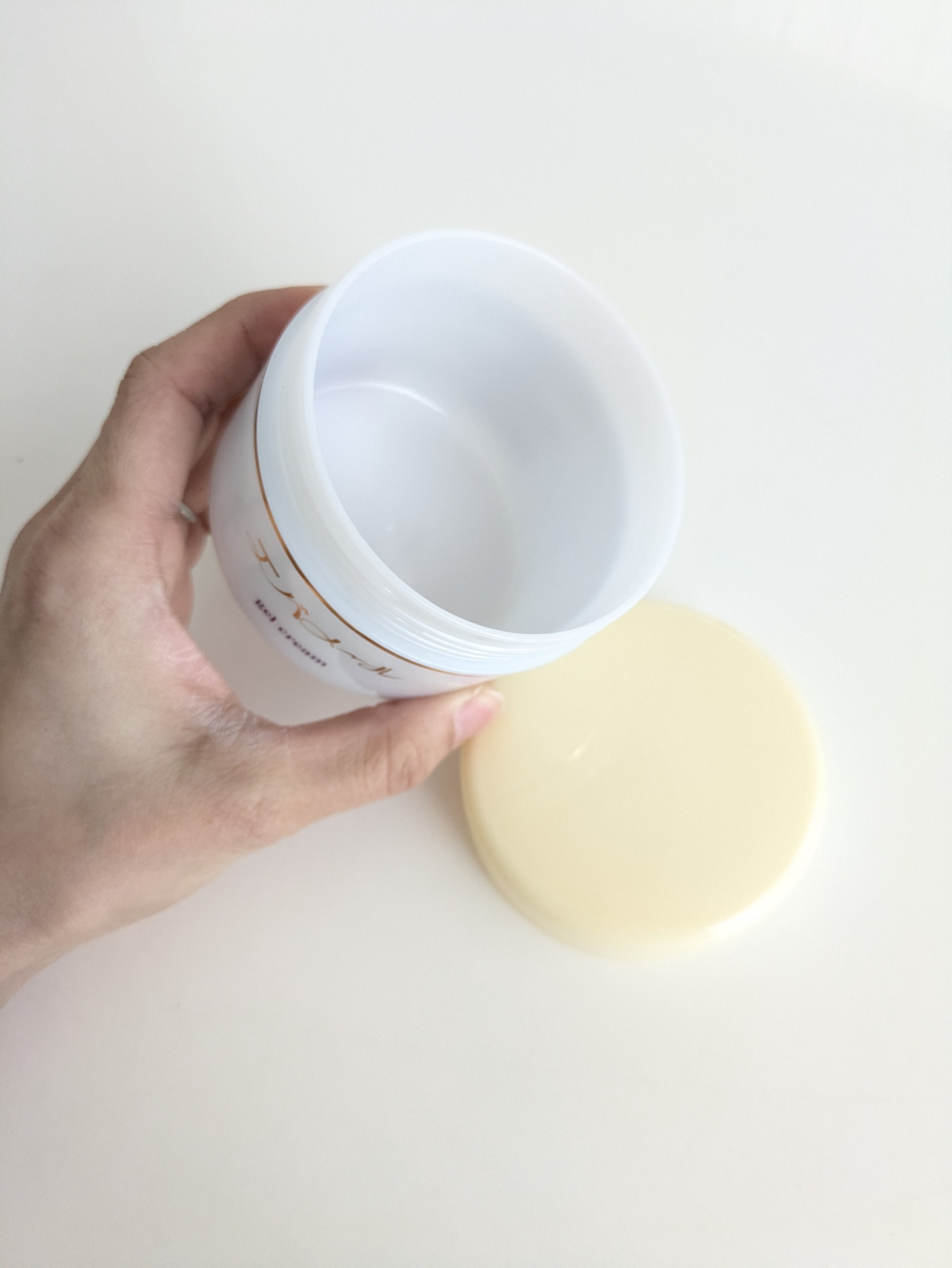 #使い切り
#使い切りコスメ
#使いきり
#使いきりコスメ
#ガチレビュー
#本音レビュー

使い切りました！
大容量でたっぷり入ってるから贅沢に使えます。
首元デコルテまでも馴染ませてました。
ぷるんと濃密ゲルです。
ただ、私には乾燥しや