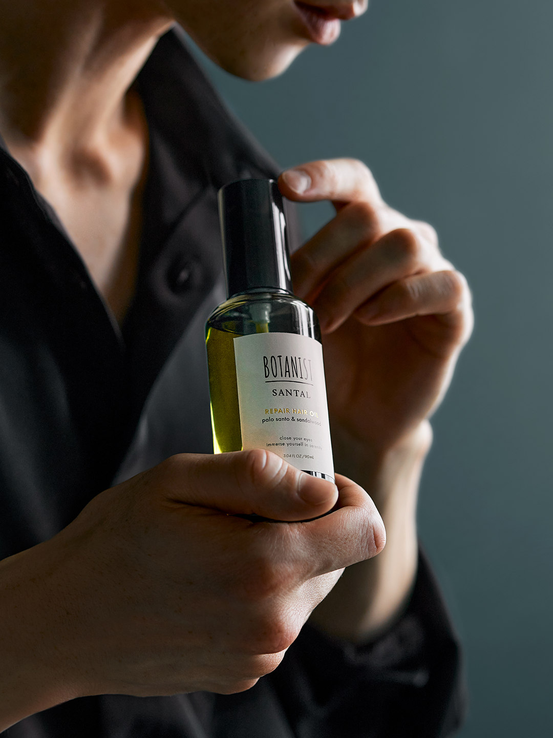 琥珀色の濃香ヘアオイル
BOTANIST SANTAL（サンタル）
リペアヘアオイル

アルガンオイル*1やトステア*2など、
髪の芯まで届く植物由来のダメージ補修オイル成分を配合

ドライヤーやアイロンの熱を利用して、髪を美容成分がなじみ