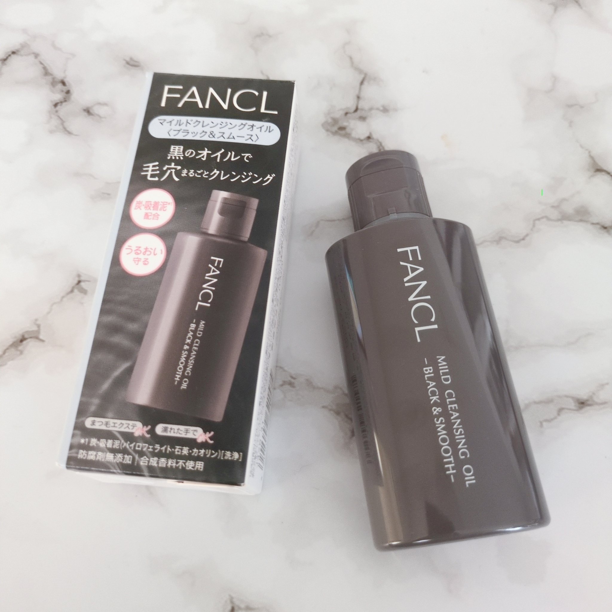 【使った商品】
ファンケル　マイルドクレンジング オイル〈ブラック＆スムース〉

【商品の特徴】
【「炭×吸着泥」で、角栓・汚れをするんとオフ！】
炭・吸着泥などの４種の毛穴対策成分を配合した、
毛穴特化型の黒のマイルドクレンジング オイル