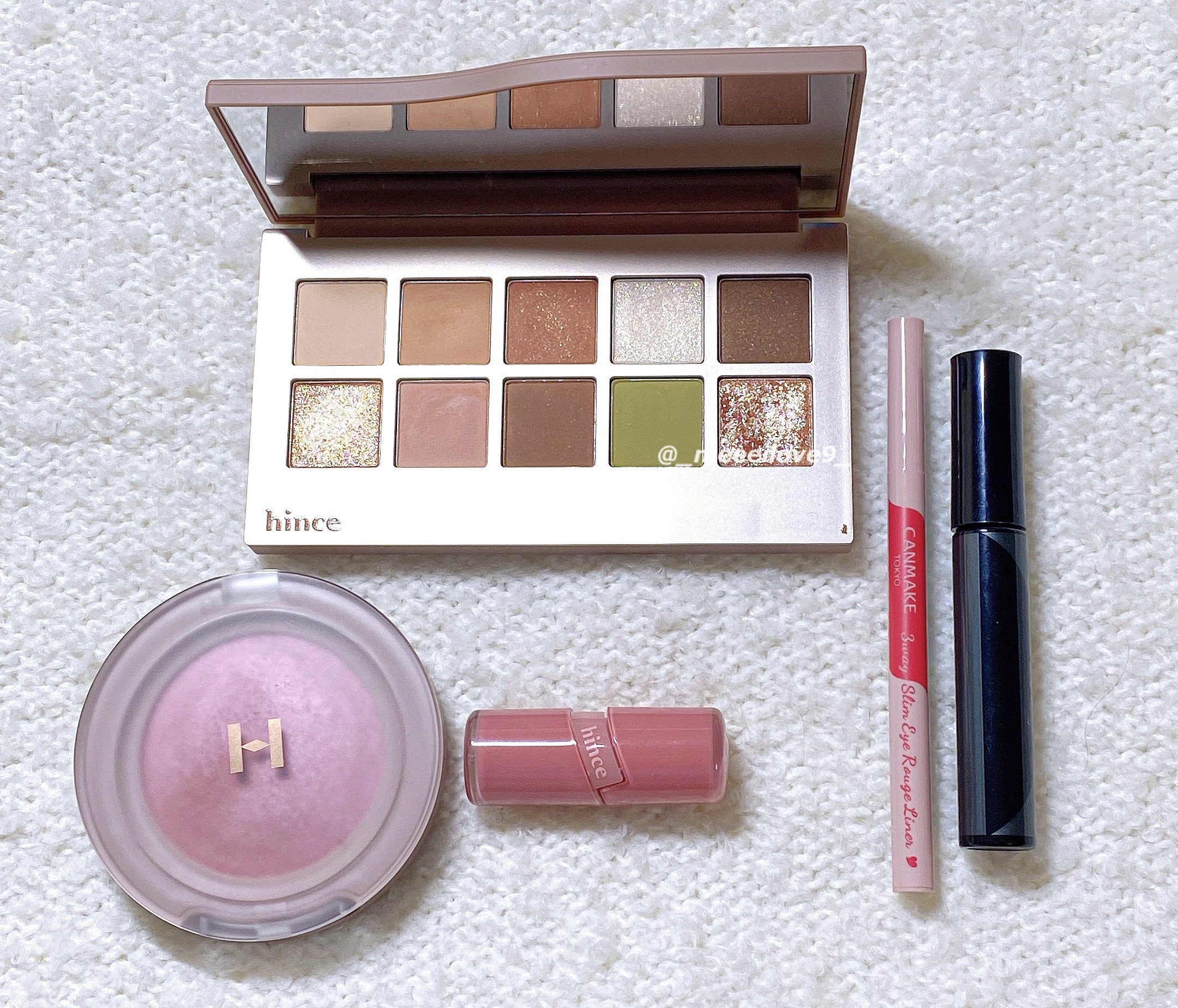 【今日のメイク】𝒉𝒊𝒏𝒄𝒆にハマった⟡.·
秋のくすみピンクメイクをしました🩰💗

♡ ヒンス　ニューデップスアイシャドウ
03 ライク・ア・シーン　　◯イエベ秋◯
マットのピンクを塗る！

♡ キャンメイク　3wayスリムア