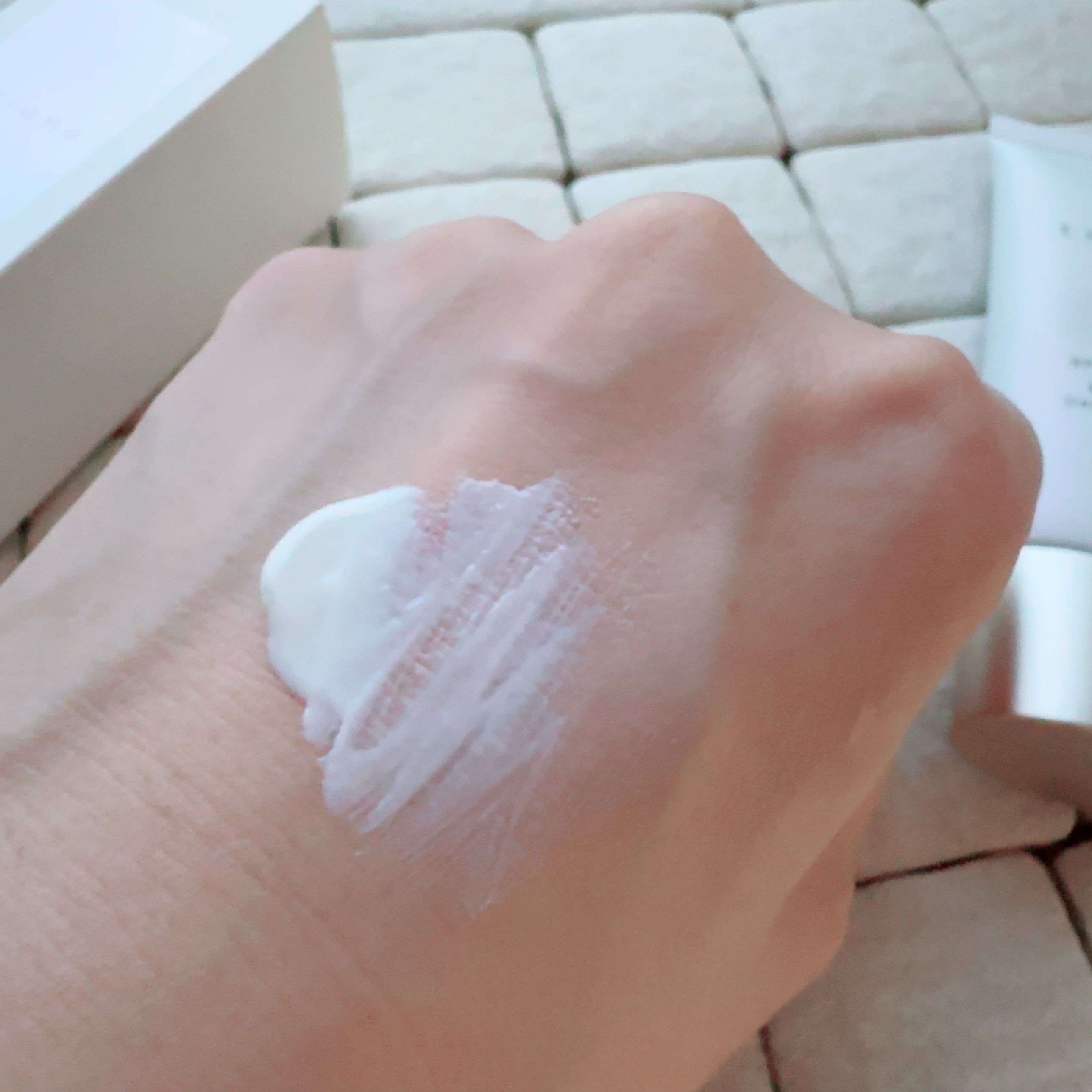 トーン ブライトニング デイエッセンス UV/to/one/日焼け止めローションを使ったクチコミ（3枚目）