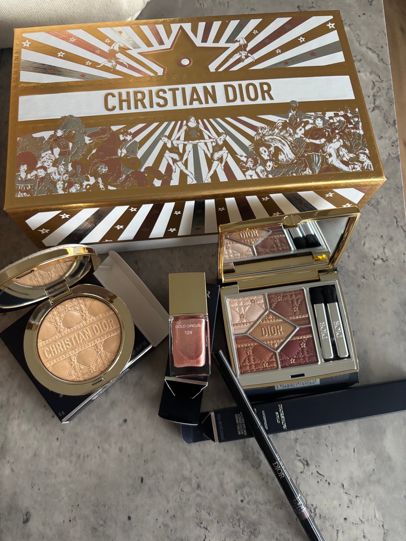 ディオールスキン フォーエヴァー グロウ ルミナイザー (ホリデー コレクション 2025 限定品)