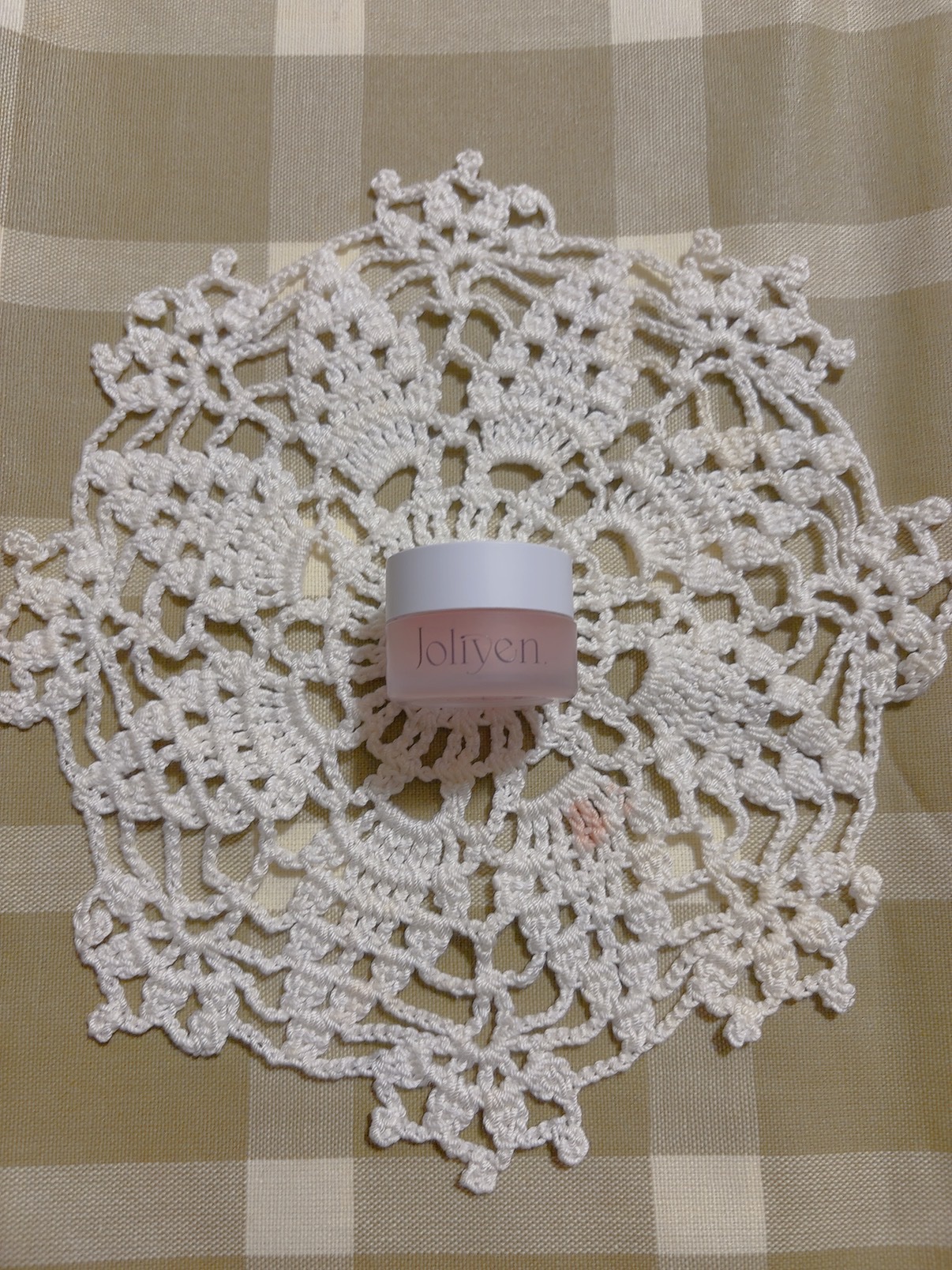 Joliyen.｜Balancing Lip Balm
（バランシングリップバーム）
乾燥の季節・縦ジワ・くすみ・果実の
うるおいで立体リップ。

粘度の高いテクスチャーで唇にピッタリ密着♡
就寝時にパックとして使うと翌朝もしっかりと
残っ