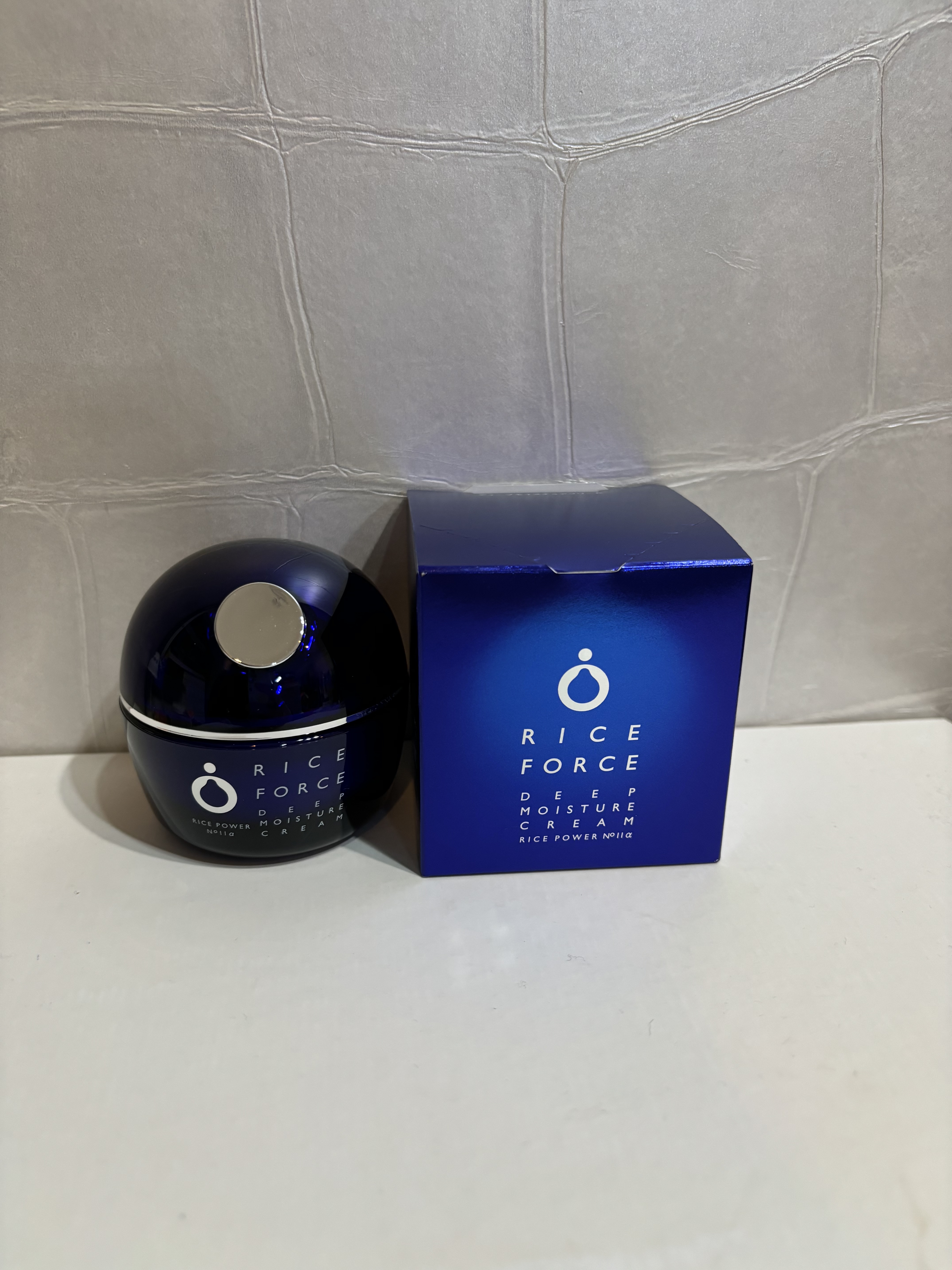 ライスフォース
ディープモイスチュアクリーム

使い切りました。

友人が今まで使った中で1番良かったって言ってたので、期待していました。

かなり柔らかめな、乳液くらいのテクスチャーです。
白色でとろっとしています。
馴染みはかなり良く、